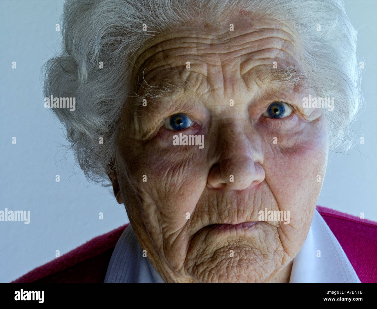 Portrait de femme âgée, appréhension Banque D'Images