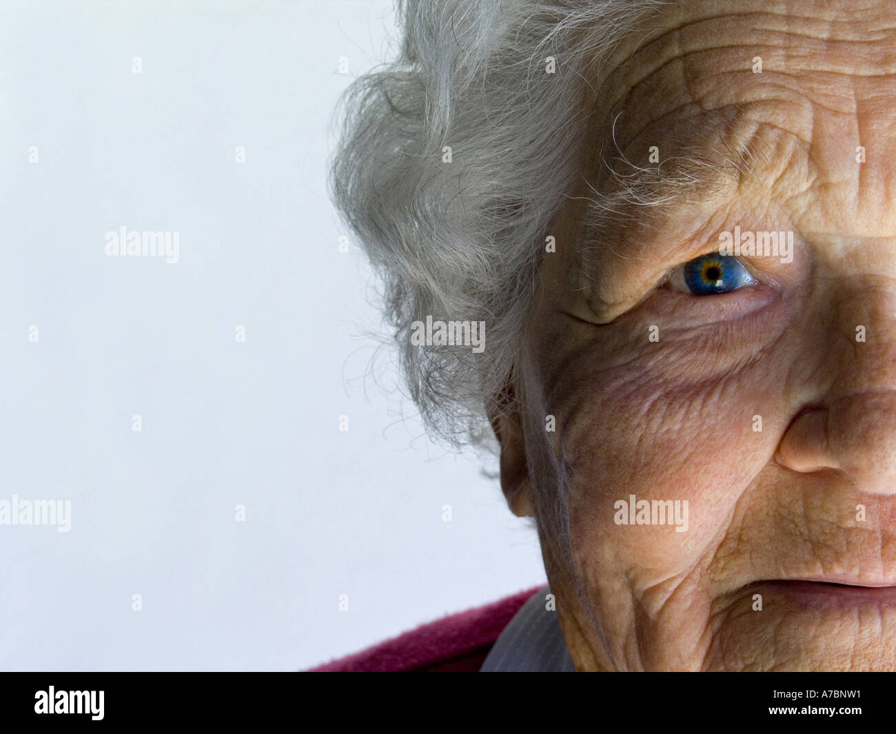 SMILING FACE AUX PERSONNES ÂGÉES DE 90 ans âge proche la moitié face portrait d'alerte se contentèrent smiling elderly old lady sur fond blanc Banque D'Images