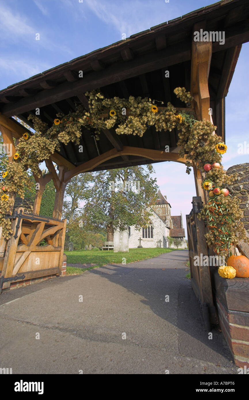 Église à Seale encadrée par gate décoré pour la Fête des moissons Banque D'Images
