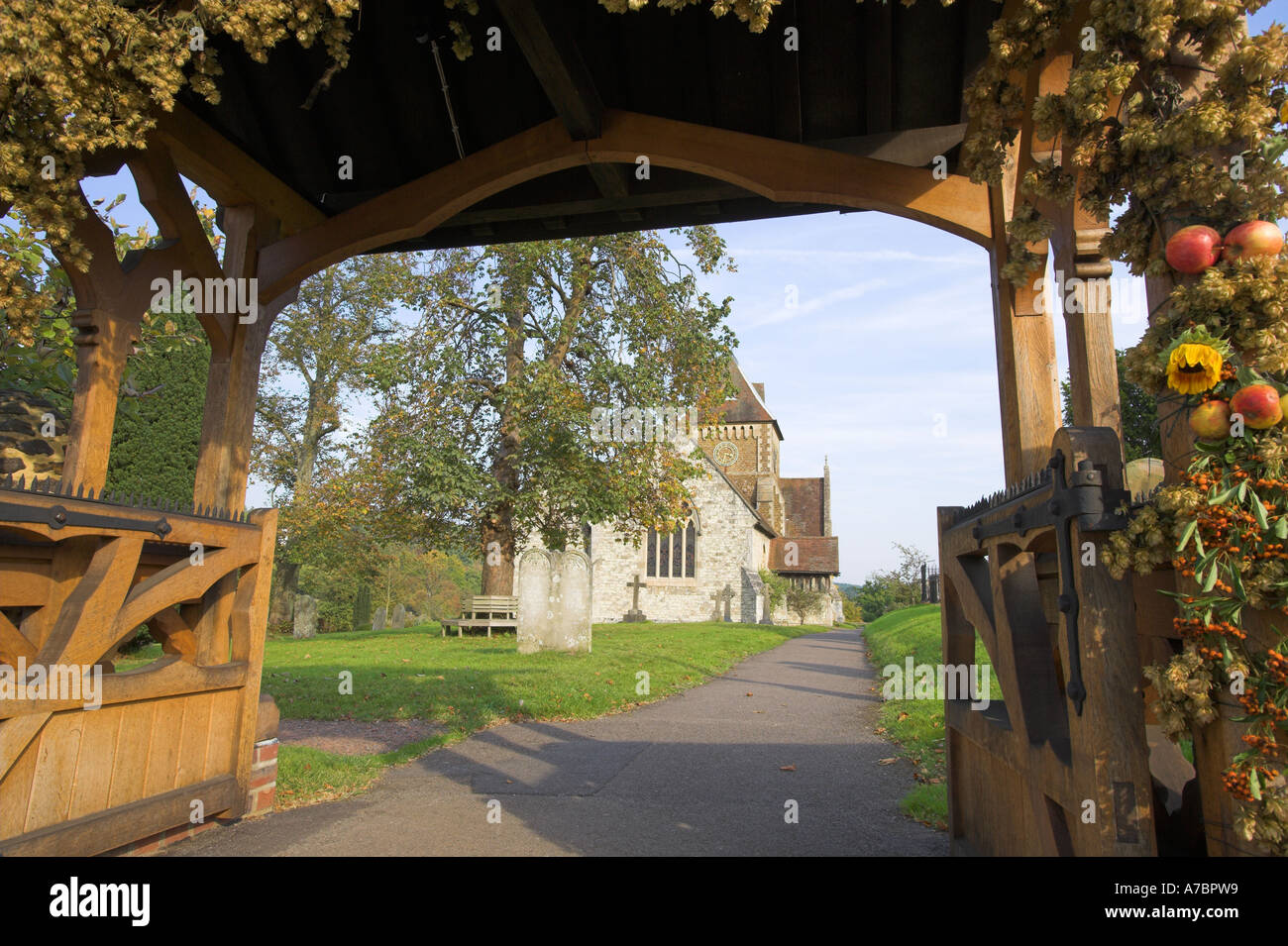 Église à Seale avec porte décorée pour la Fête des moissons Banque D'Images