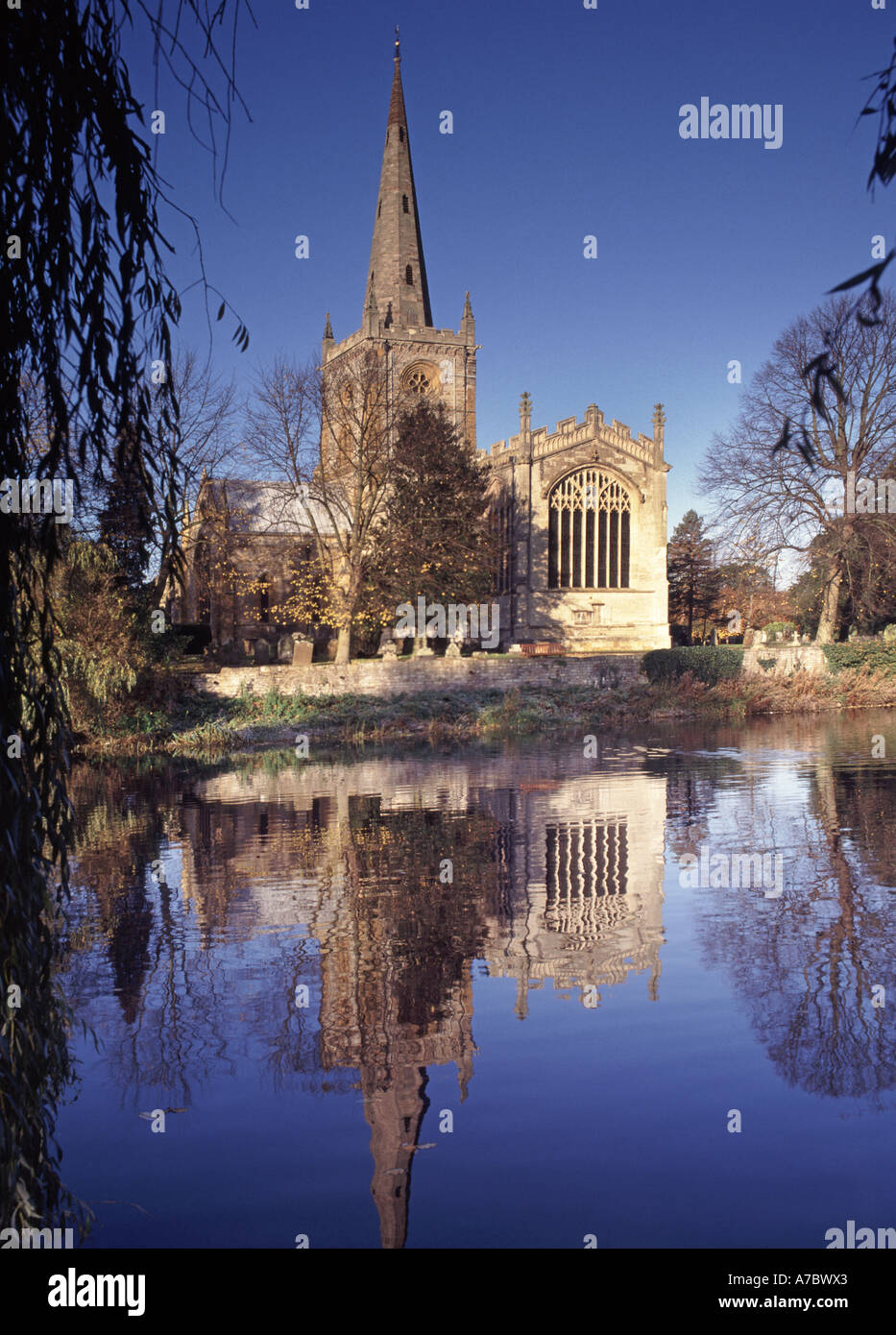 Riverside grade I bâtiment classé Sainte Trinité église paroissiale célèbre Lieu de sépulture célèbre William Shakespeare River Stratford sur Avon Warwickshire ROYAUME-UNI Banque D'Images
