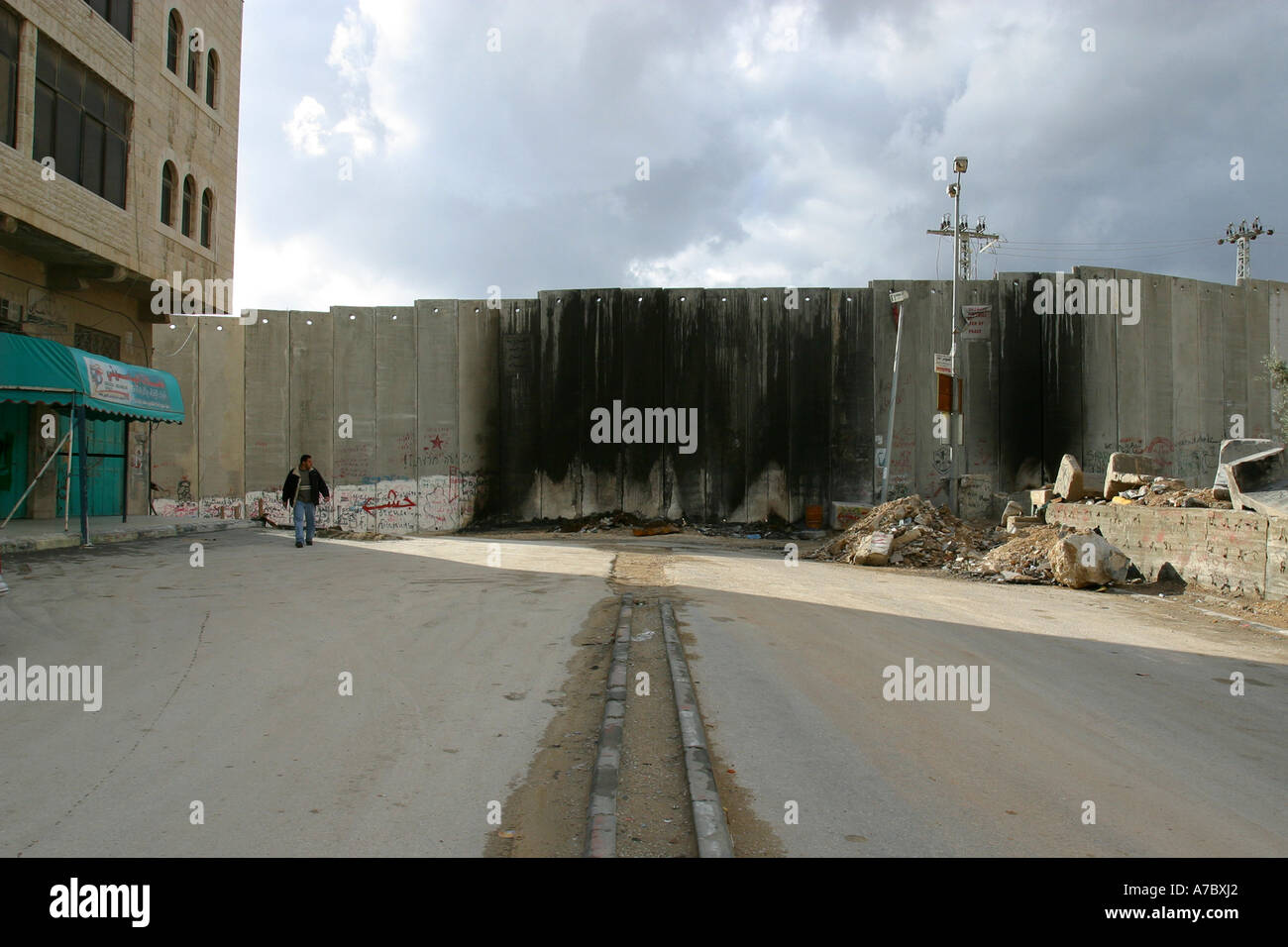 Abu Dis, le mur coupe la route principale en direction de Jérusalem. Les voitures sont incendiées et envoyé s'écraser dans le mur. Banque D'Images