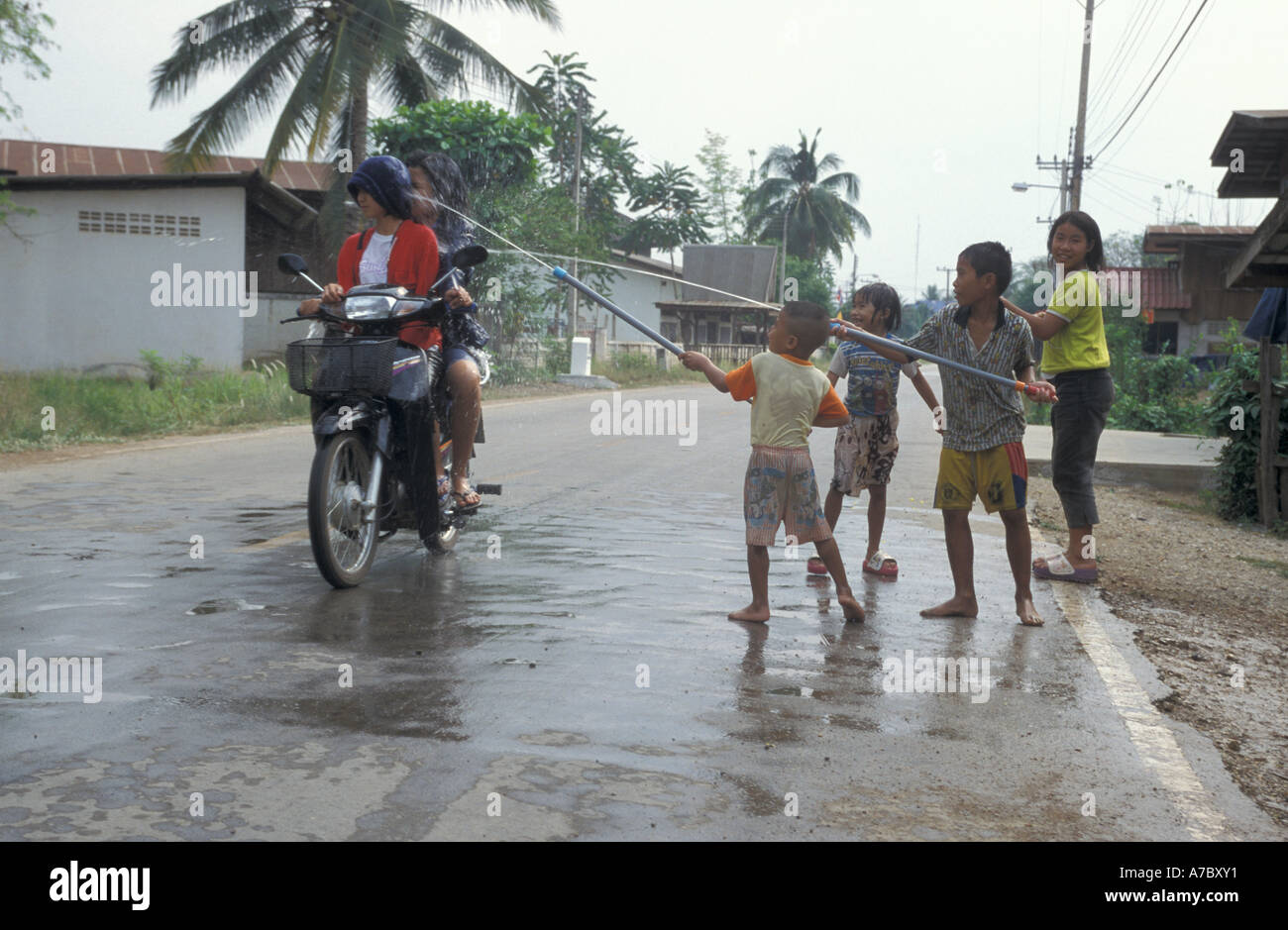 Songkran festival de l'eau ou des célébrations du Nouvel An thaï, les enfants qui jouent des jeux d'eau dans la rue. Banque D'Images