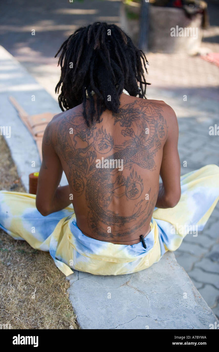 Thai man avec tatouage sur son dos Banque D'Images