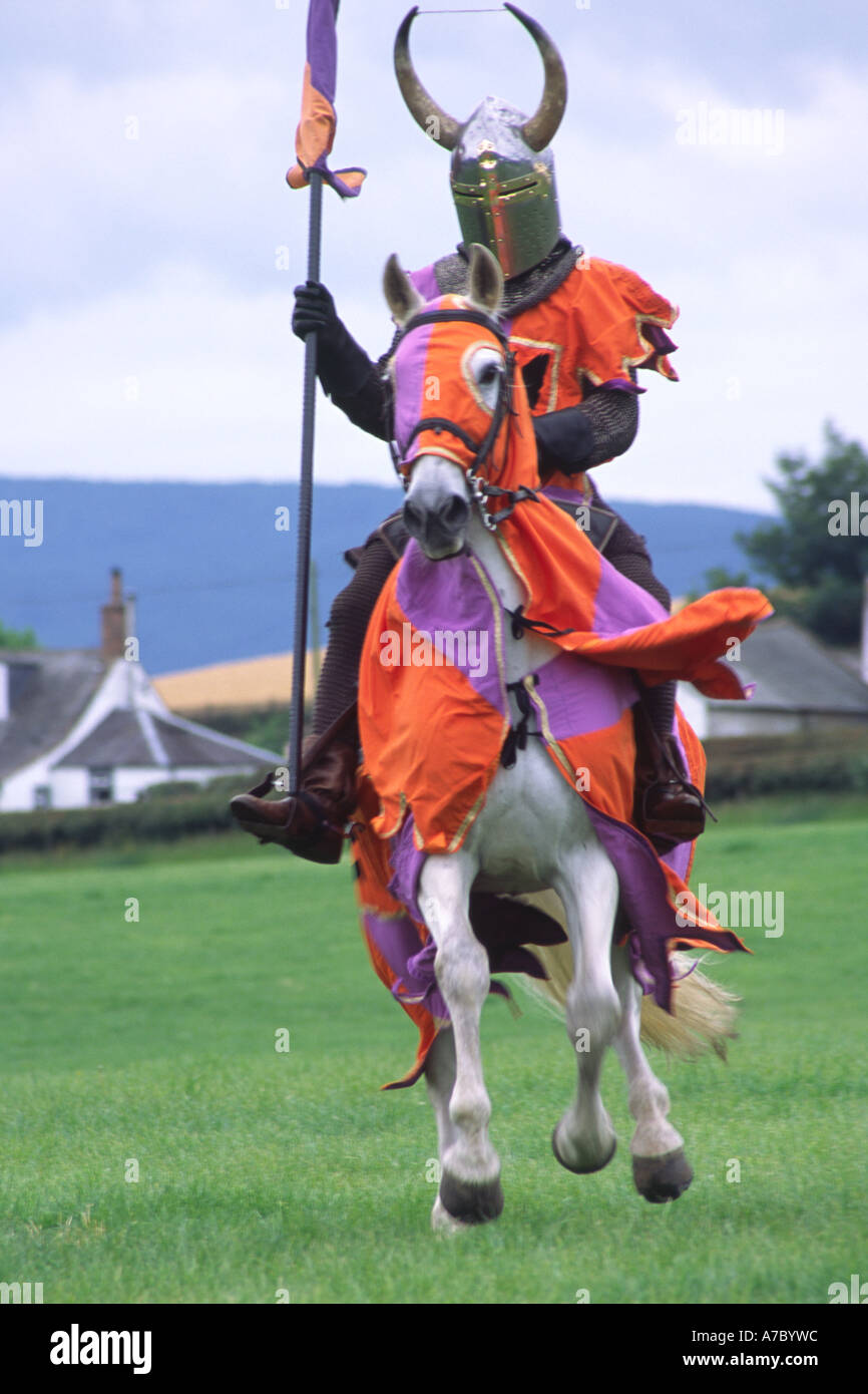 Chevalier médiéval son cheval au galop en action Banque D'Images