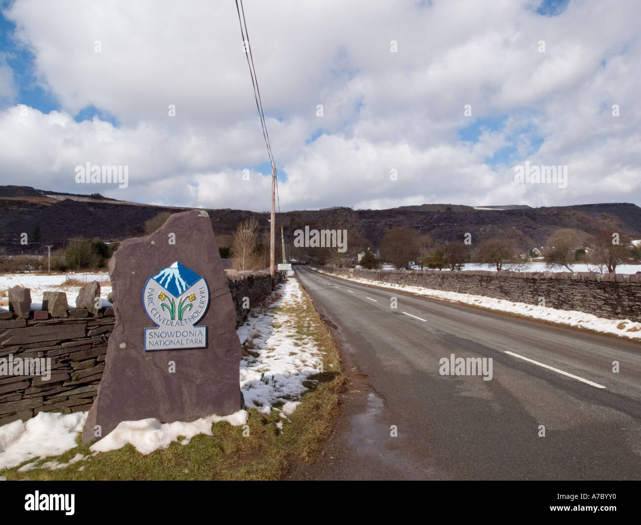 Limite du parc national de Snowdonia pierre avec logo bilingue en anglais et gallois. Nantlle Gwynedd North Wales UK Banque D'Images