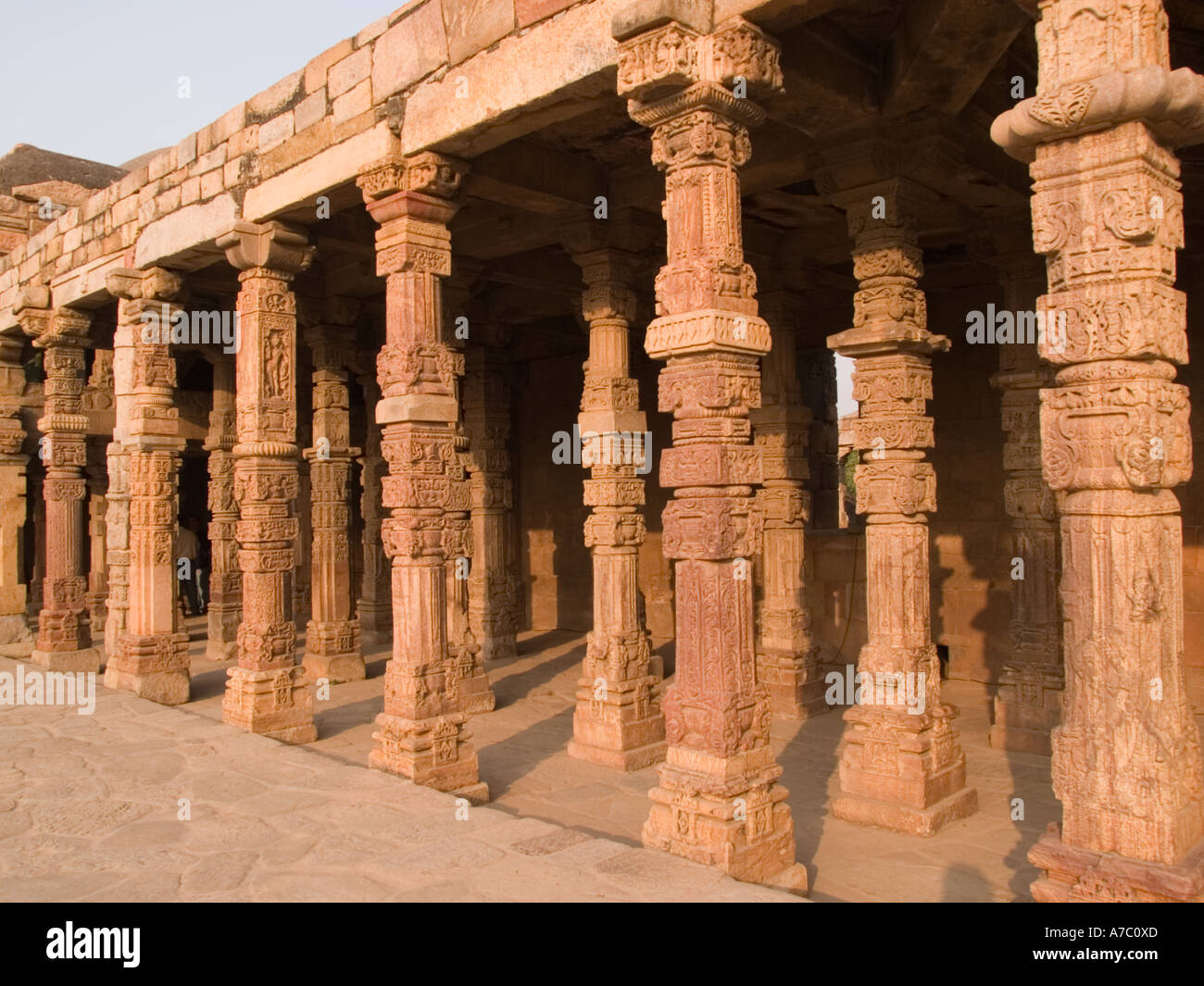 Des piliers sculptés dans le cloître de la mosquée Quwwat Islam d'interface utilisateur dans le complexe de Qutb Minar. Asie Inde New Delhi Banque D'Images