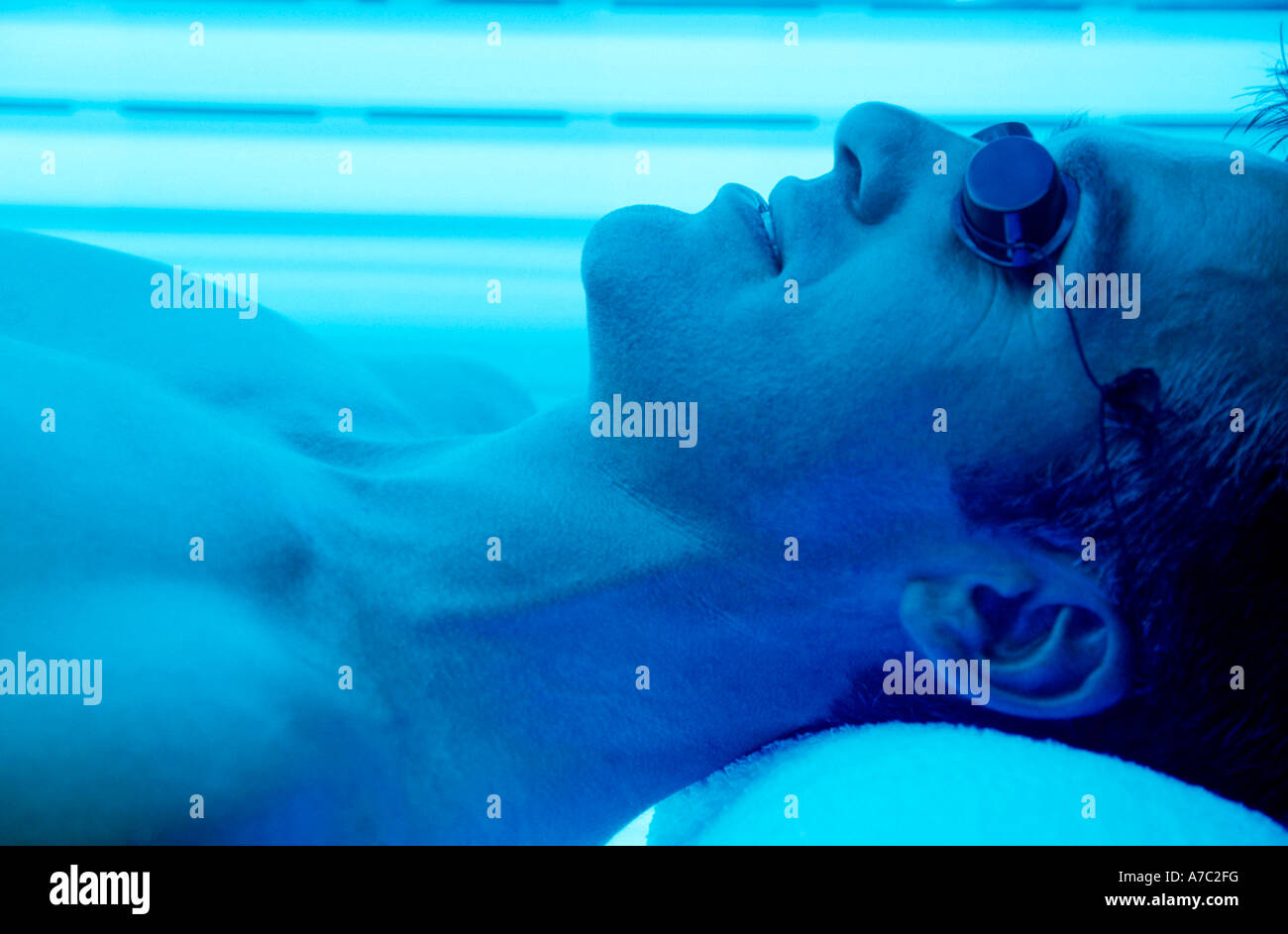 L'homme couché sur un transat Banque D'Images