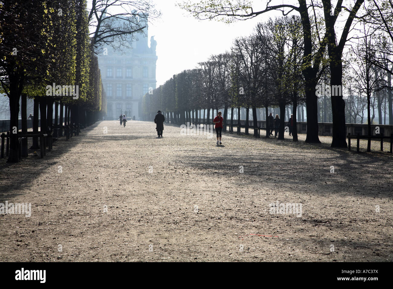 Jardin des Tuileries Paris France, les gens marcher le lundi matin Banque D'Images