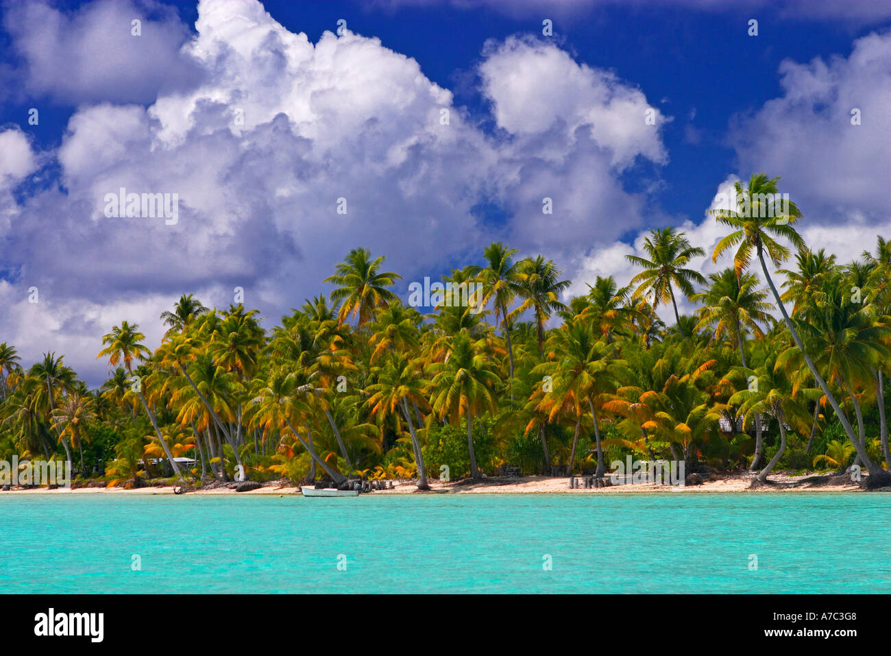 L'un des splendides motu idylliques entourant l'île de Bora Bora, Polynésie Française Banque D'Images