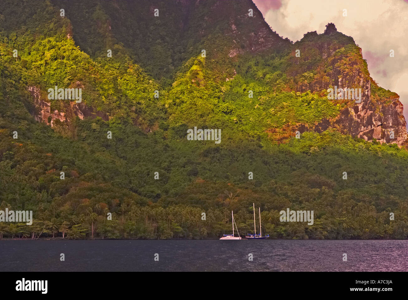 Un coucher de soleil spectaculaire à la baie Cook Moorea Polynésie Française Banque D'Images