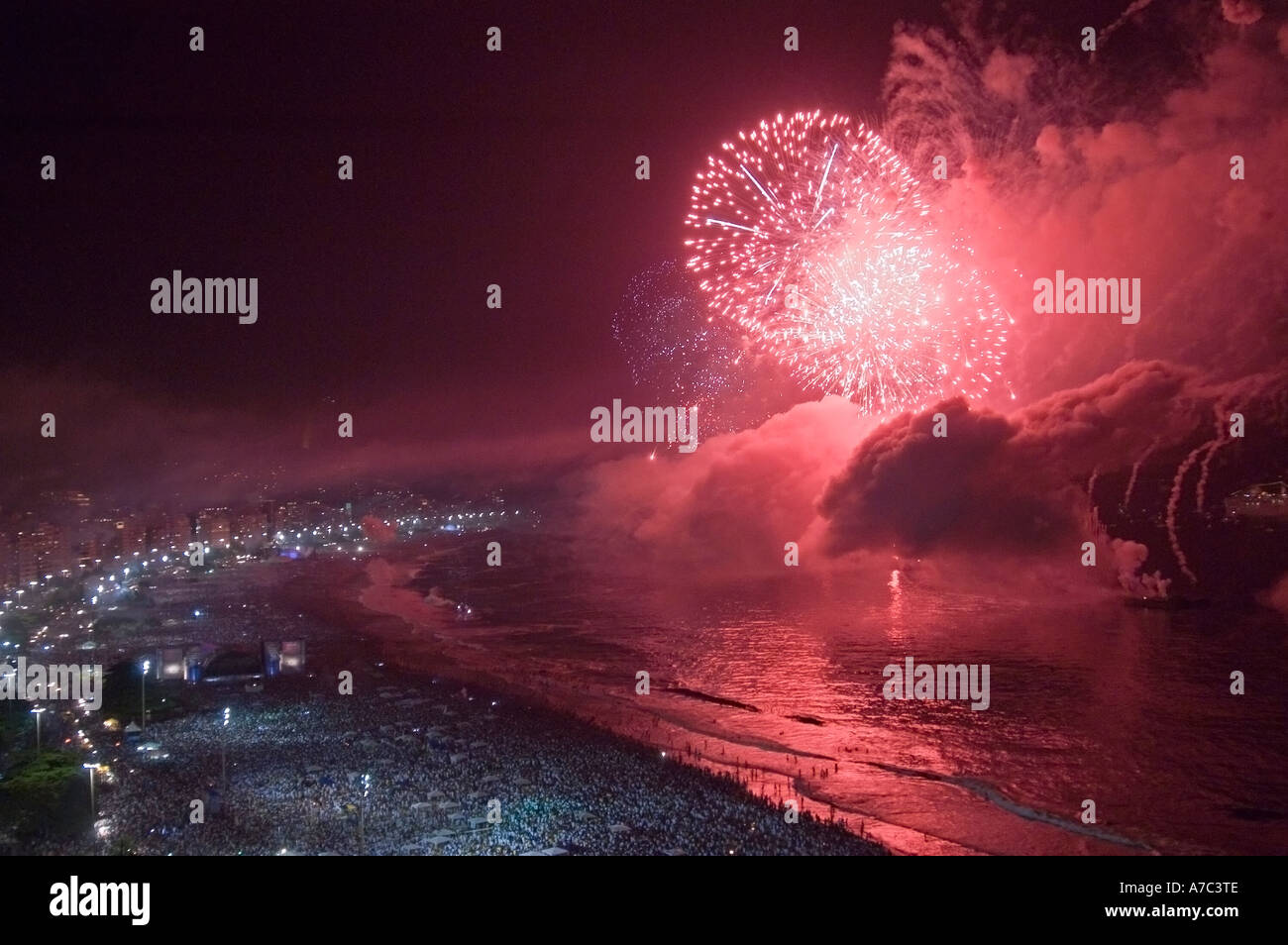 La veille du Nouvel An d'artifice, la plage de Copacabana, Rio de Janeiro, Brésil Banque D'Images