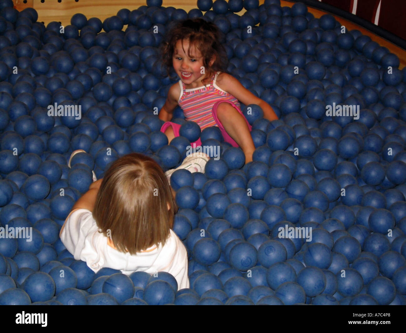 Deux jeunes filles à jouer dans une piscine à balles magasin Ikea Canada  Alberta Photo Stock - Alamy