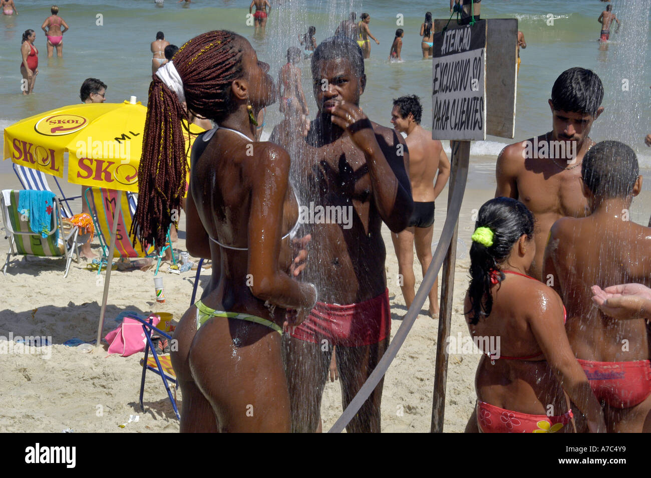 Copacabana bikini Banque de photographies et d'images à haute résolution -  Alamy