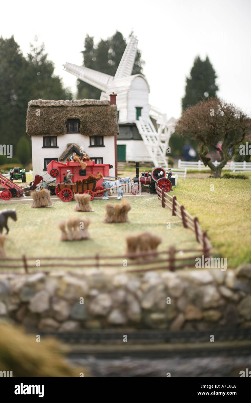 Moulin et ferme au toit de chaume à Bekonscott model village Banque D'Images