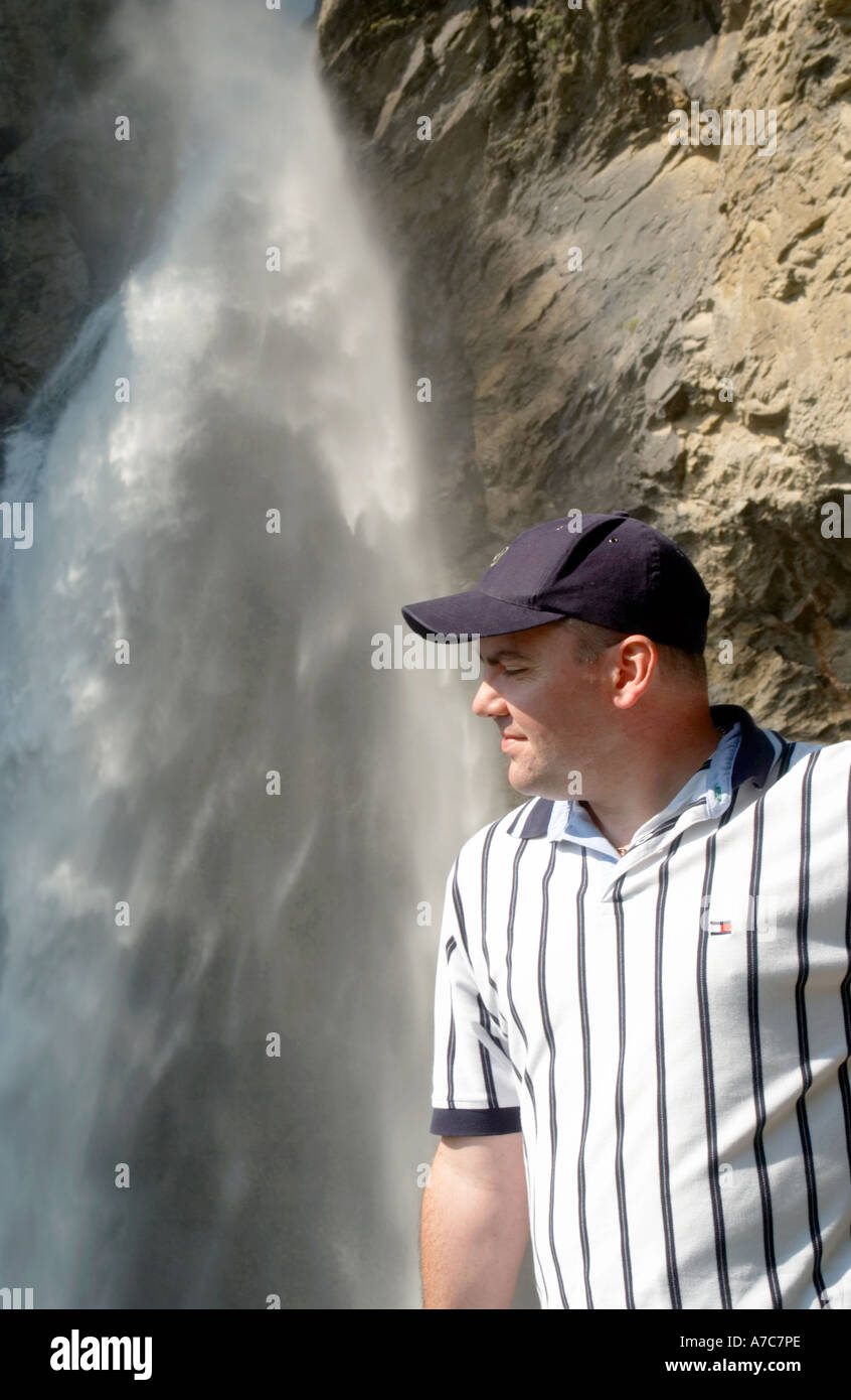 Homme debout en face de chutes de Reichenbach en Suisse Banque D'Images