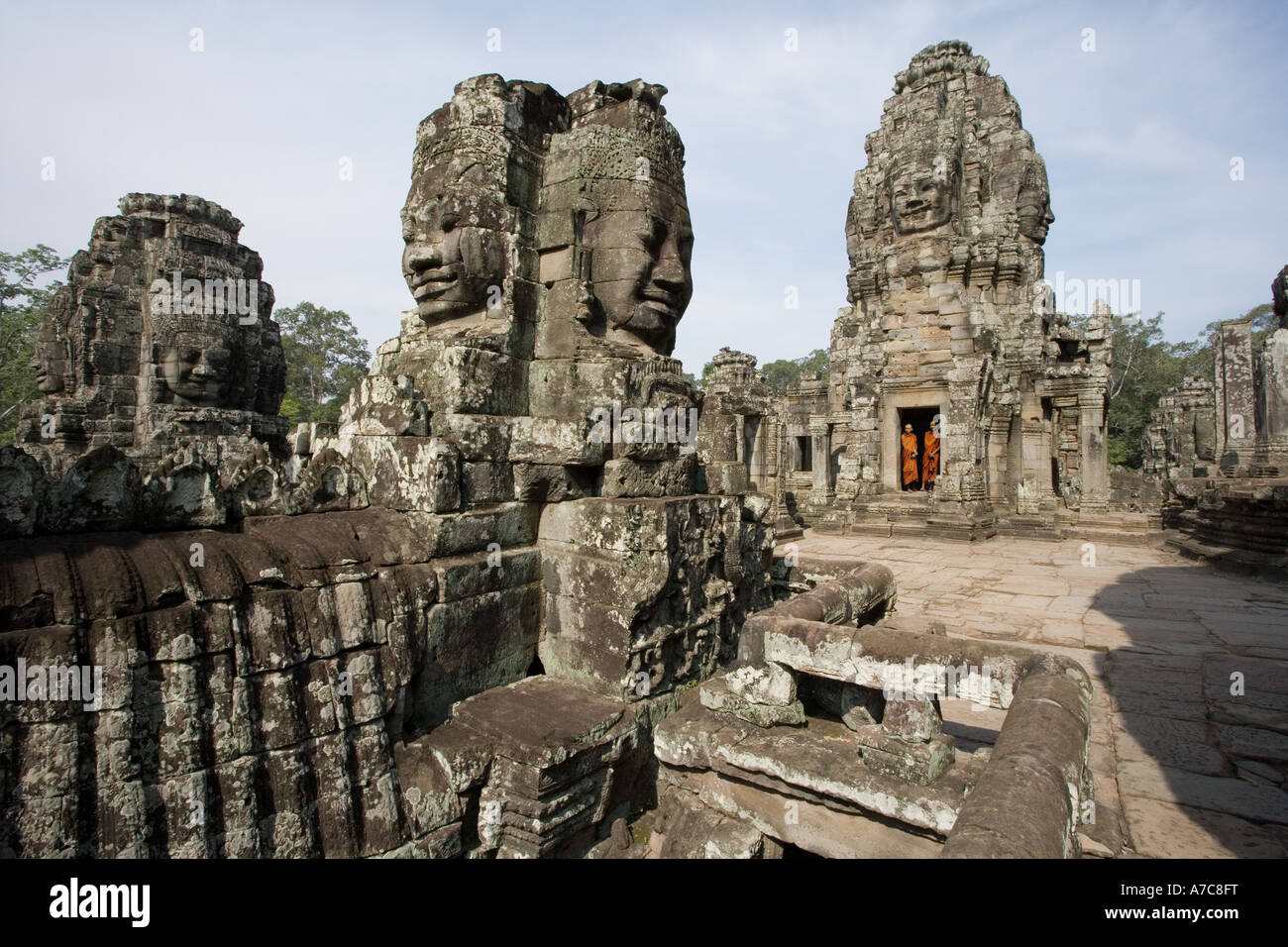 Moines à une porte dans le site du patrimoine mondial de l'Unesco de temple Bayon à Angkor Wat. Le Cambodge. En Asie du sud-est Banque D'Images