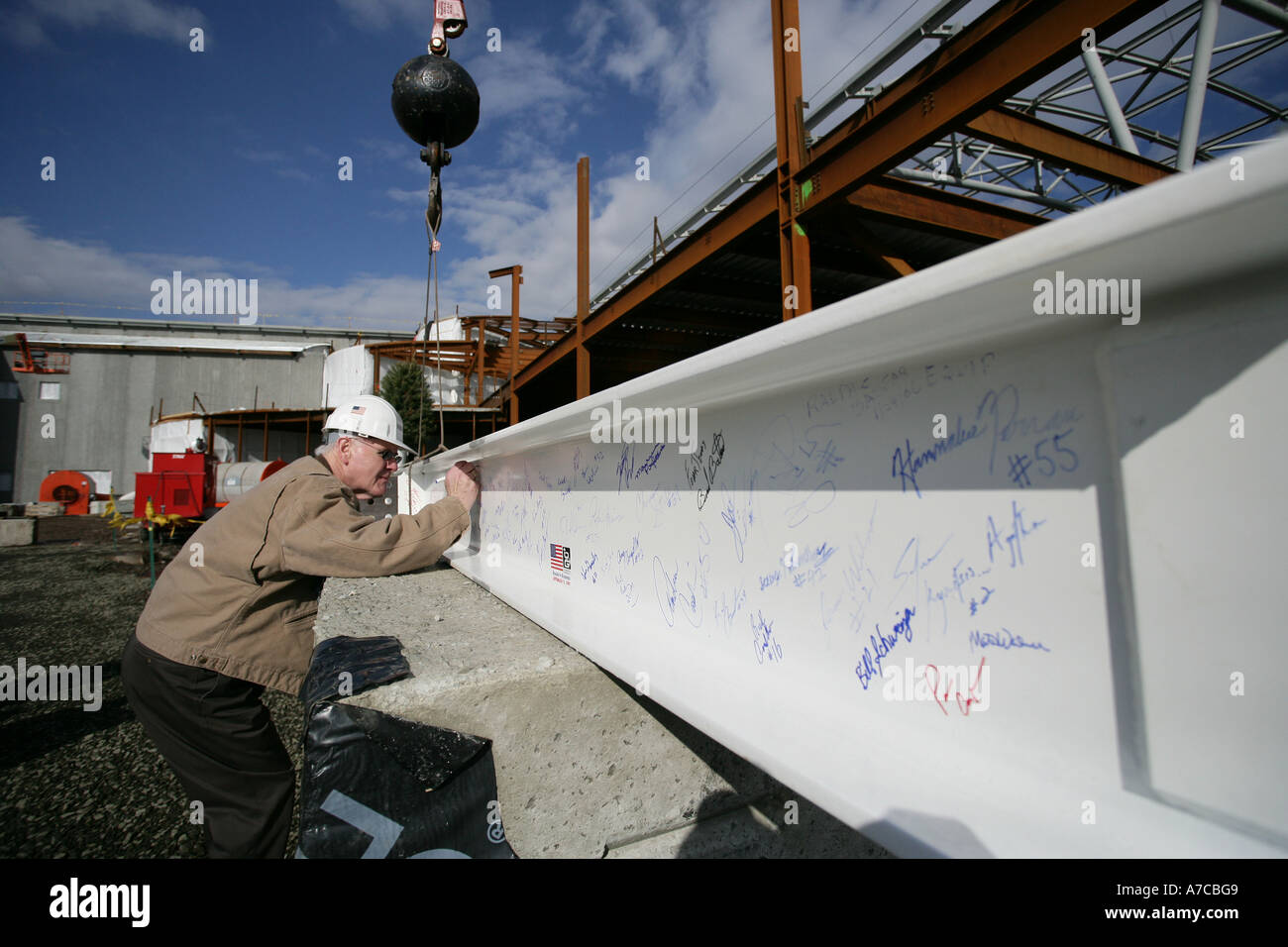 Signature du superviseur Construction dernière poutre après achèvement du grand projet de construction d'une cérémonie au College Sports Arena Banque D'Images