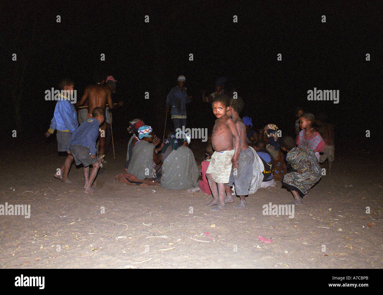 Village de danse San Bushmen Botswana nuit Banque D'Images