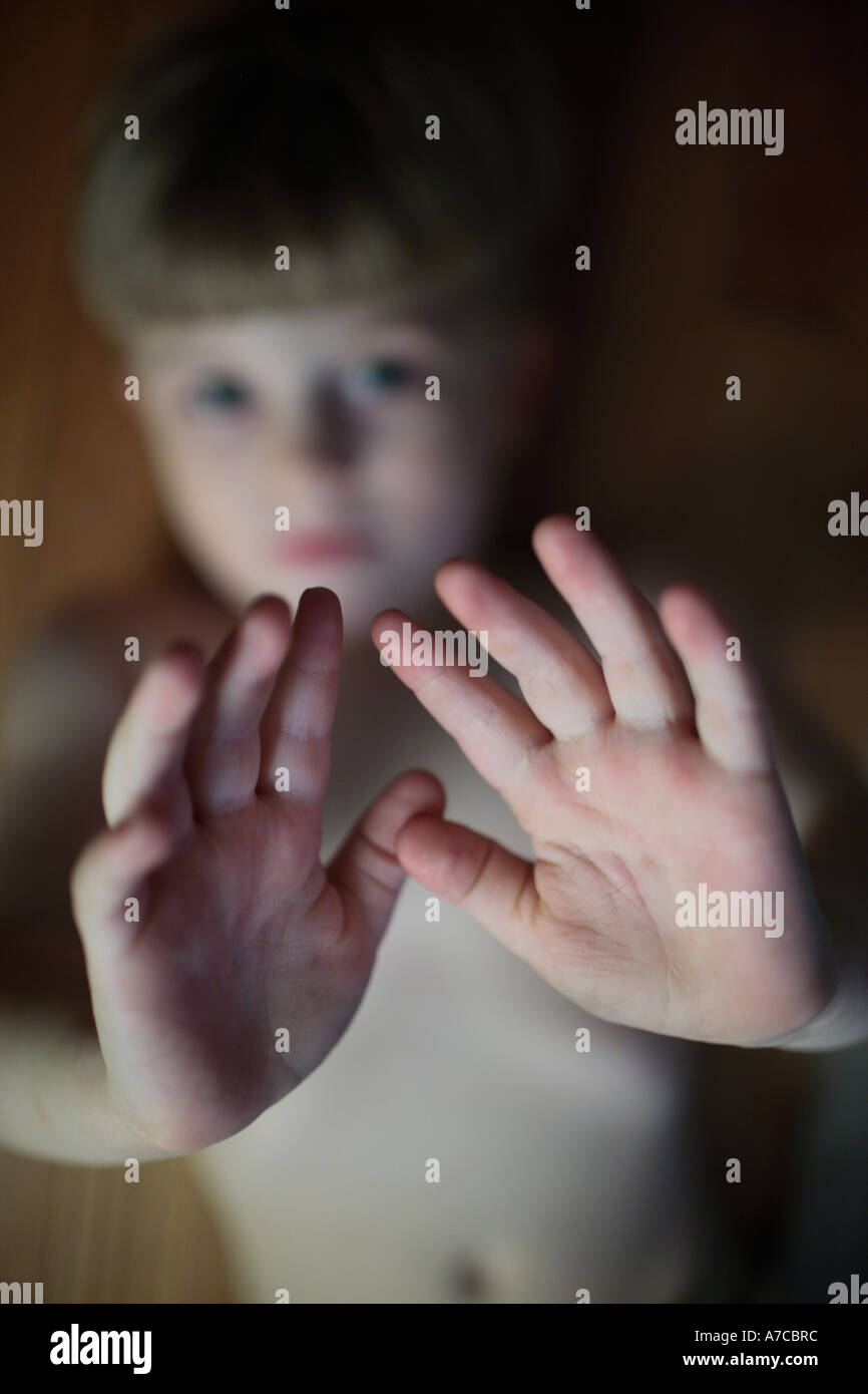 Petit boy holding hands up explorer mains Banque D'Images