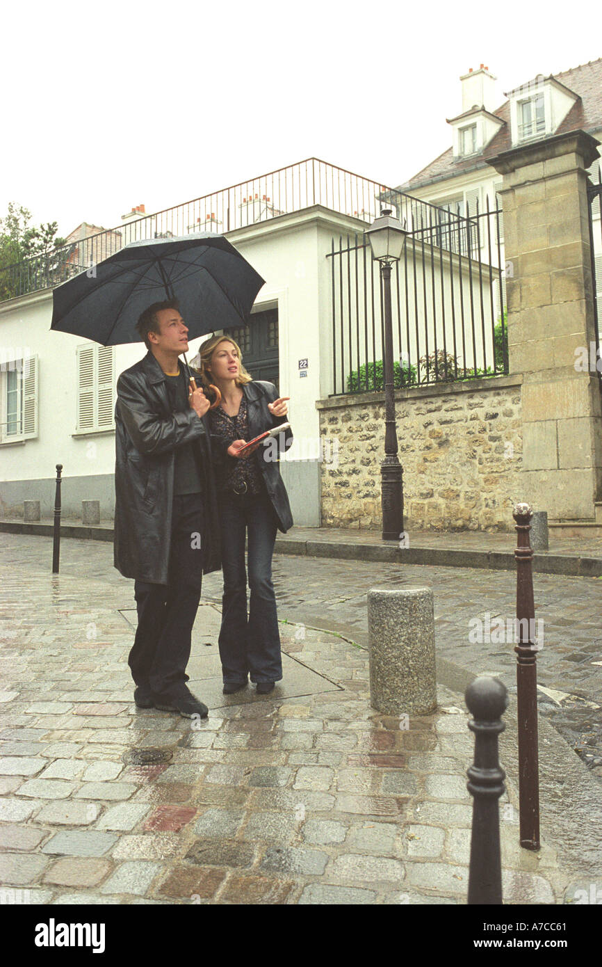 Couple à sa manière sous un parapluie par une journée pluviale Paris Banque D'Images