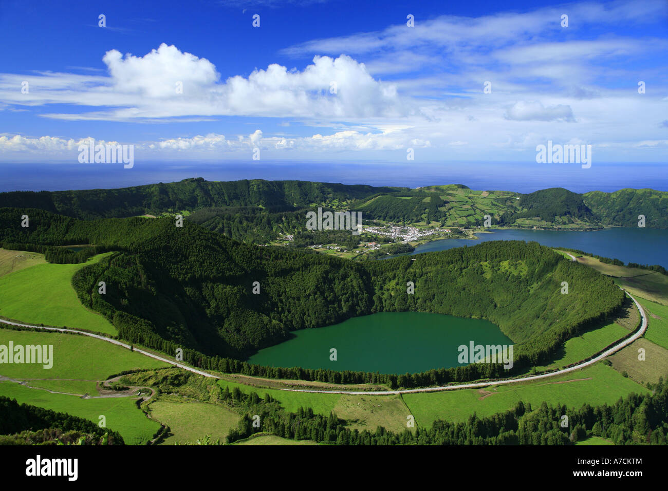 Sete Cidades avec cratère Santiago lake au premier plan. L'île de São Miguel, Açores Banque D'Images