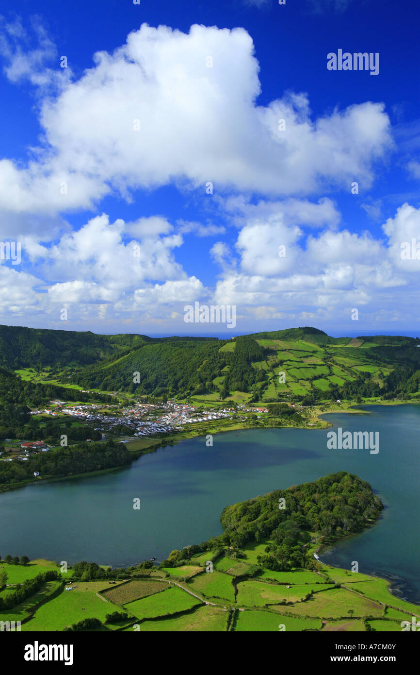 Lacs et Sete Cidades Sete Cidades village. L'île de São Miguel, Açores, Portugal Banque D'Images