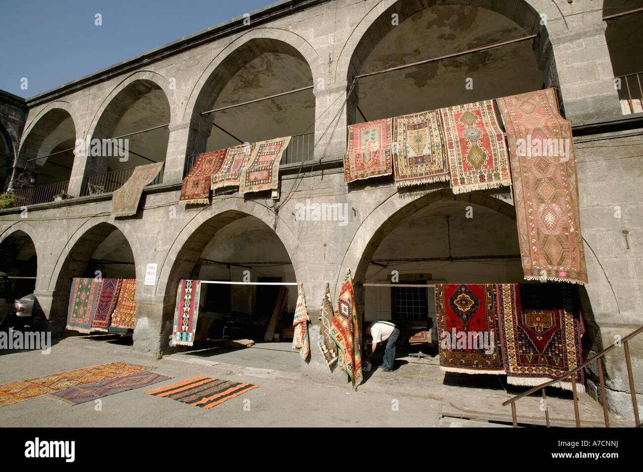 Tapis faits traditionnellement vendus via internet dans un caravanseri ou Han à Kayseri sur la route de la Turquie Banque D'Images