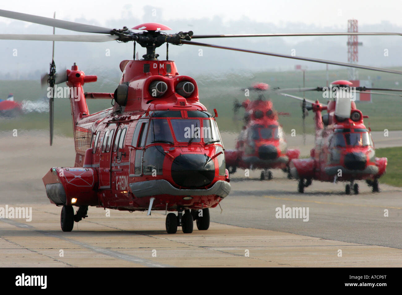 Bond des hélicoptères transportant des travailleurs à l'huile et de plates-formes pétrolières en Mer du Nord se préparer pour le décollage à l'aéroport d'Aberdeen Banque D'Images