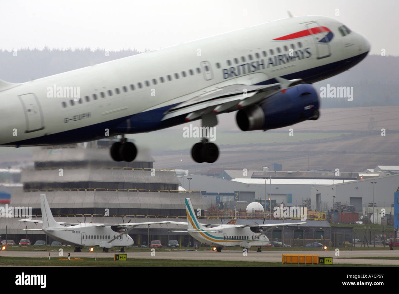 British Airways Avion au décollage à l'aéroport d'Aberdeen, Scotland UK Banque D'Images