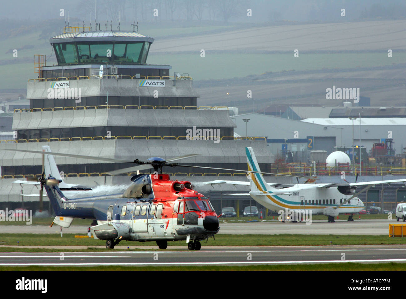 Col d'aéronefs la tour de contrôle à l'aéroport d'Aberdeen, Scotland UK Banque D'Images