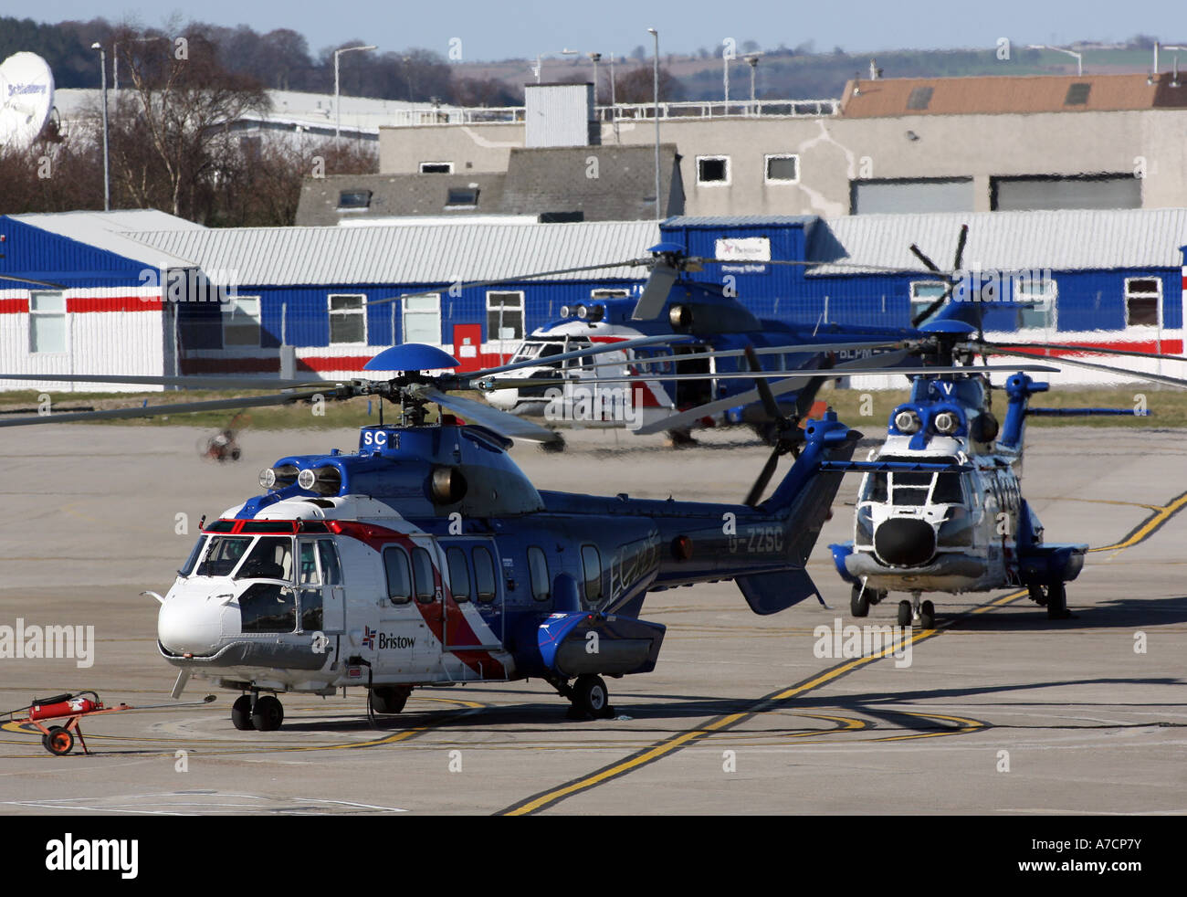 Bristows des hélicoptères transportant des travailleurs à l'huile et de plates-formes pétrolières en Mer du Nord se préparer pour le décollage à l'aéroport d'Aberdeen Banque D'Images