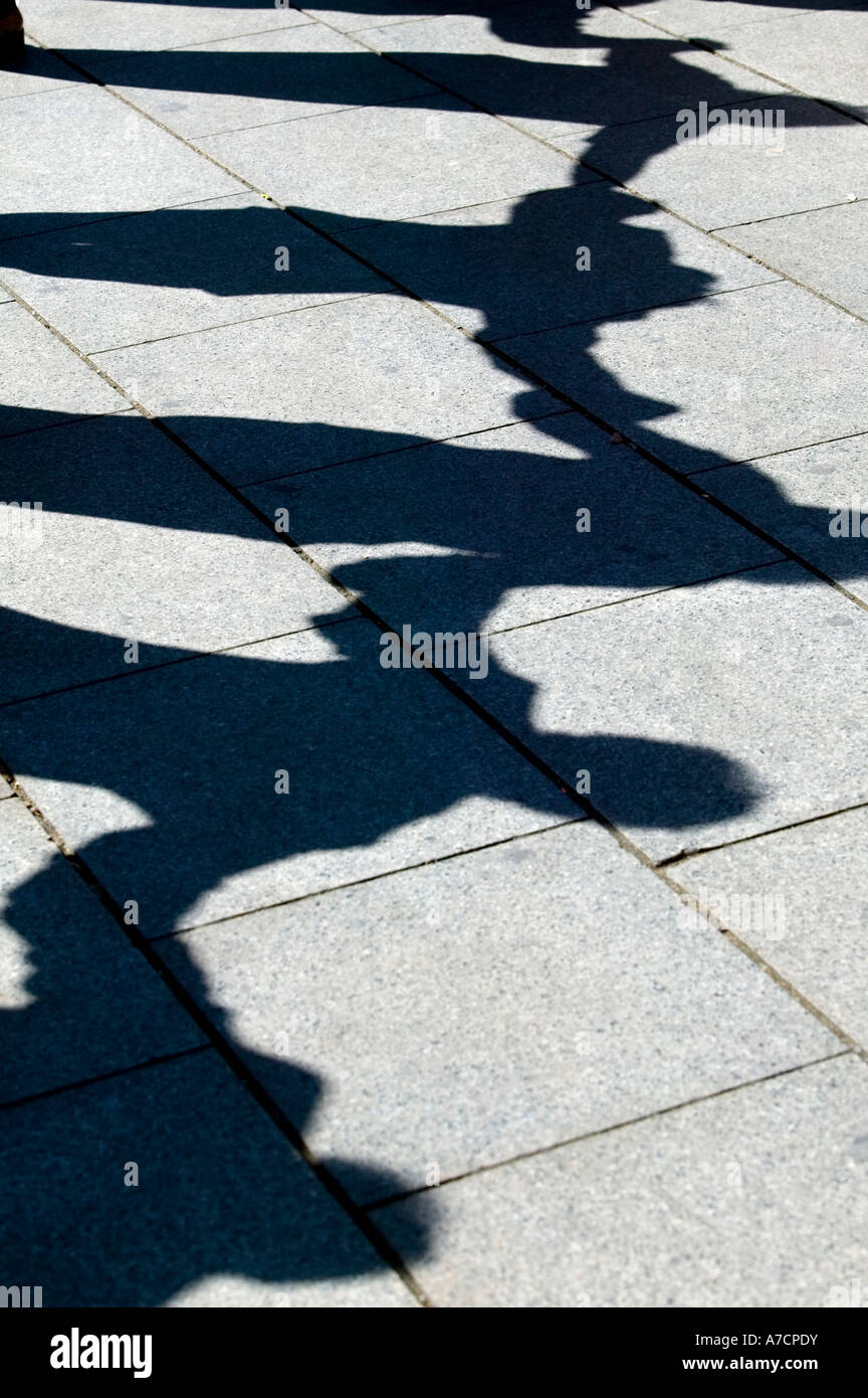 Ombres multiples sur la chaussée des hommes et les femmes qui exécutent la danse la sardane Pla de la Seu Barcelone Catalogne Espagne Banque D'Images