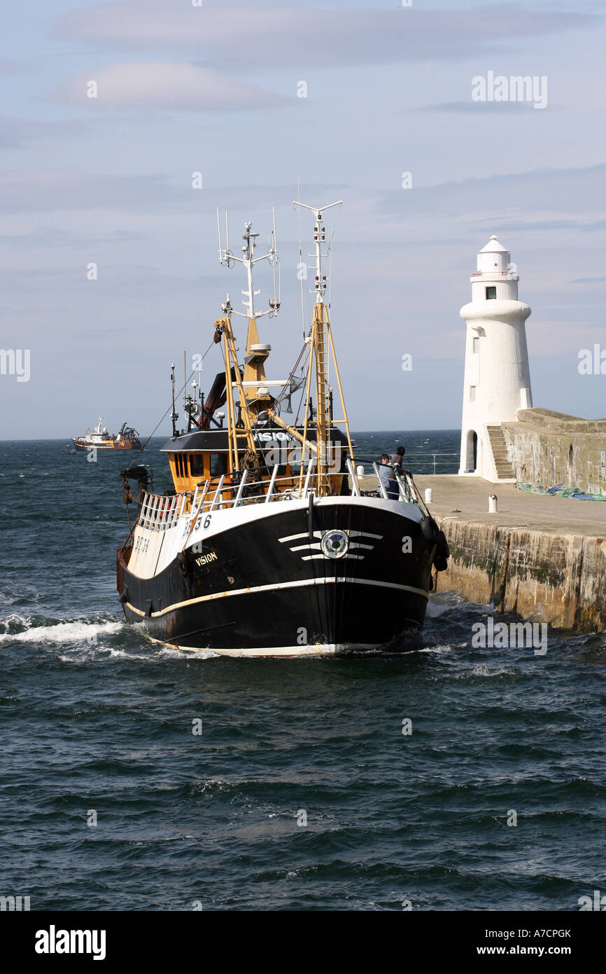 Des bateaux de pêche à la minuscule port au village de pêcheurs de Macduff dans Aberdeenshire, Scotland UK Banque D'Images