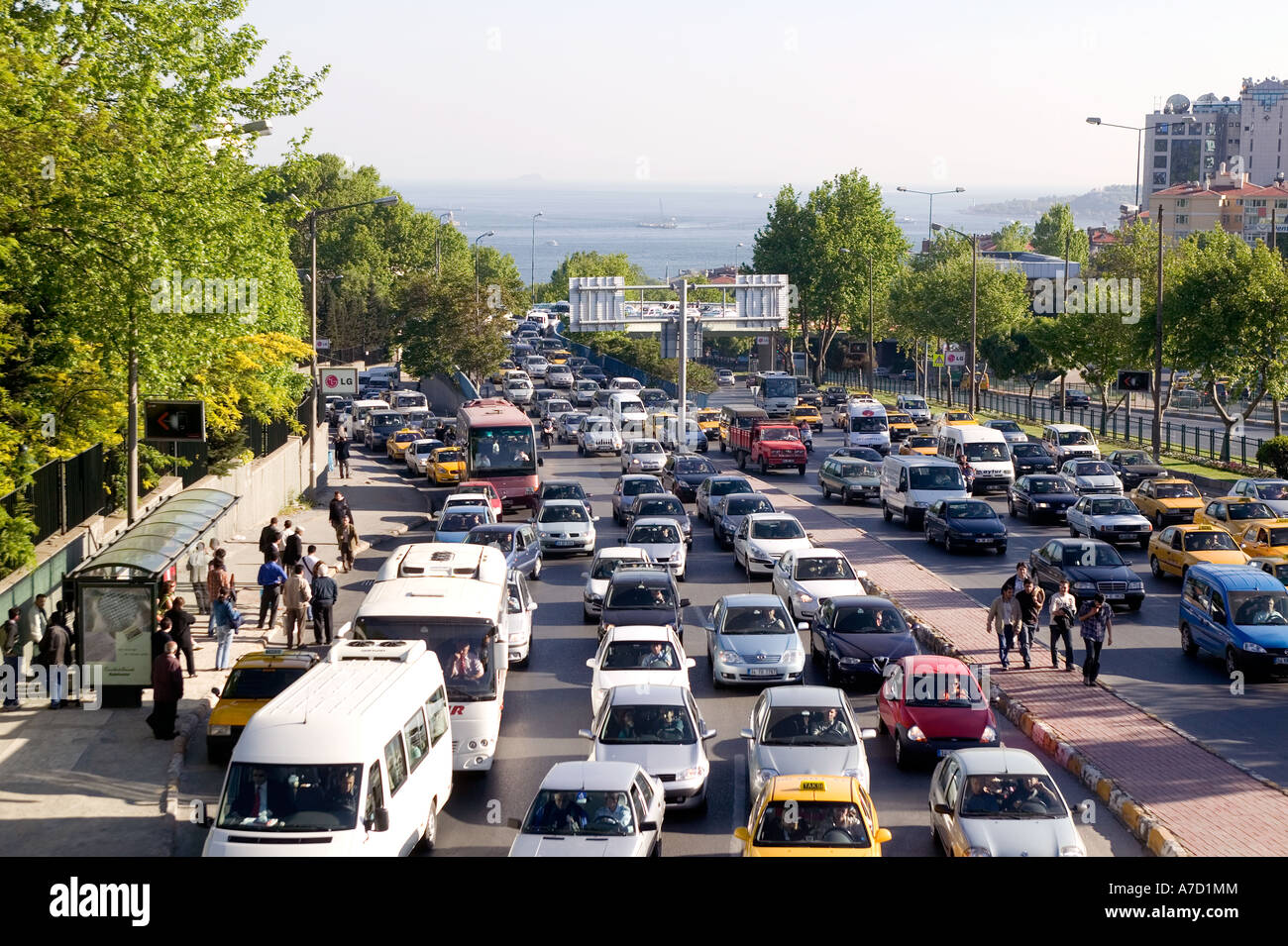 Un fort trafic sur Istanbul city road à Ortakoy Banque D'Images