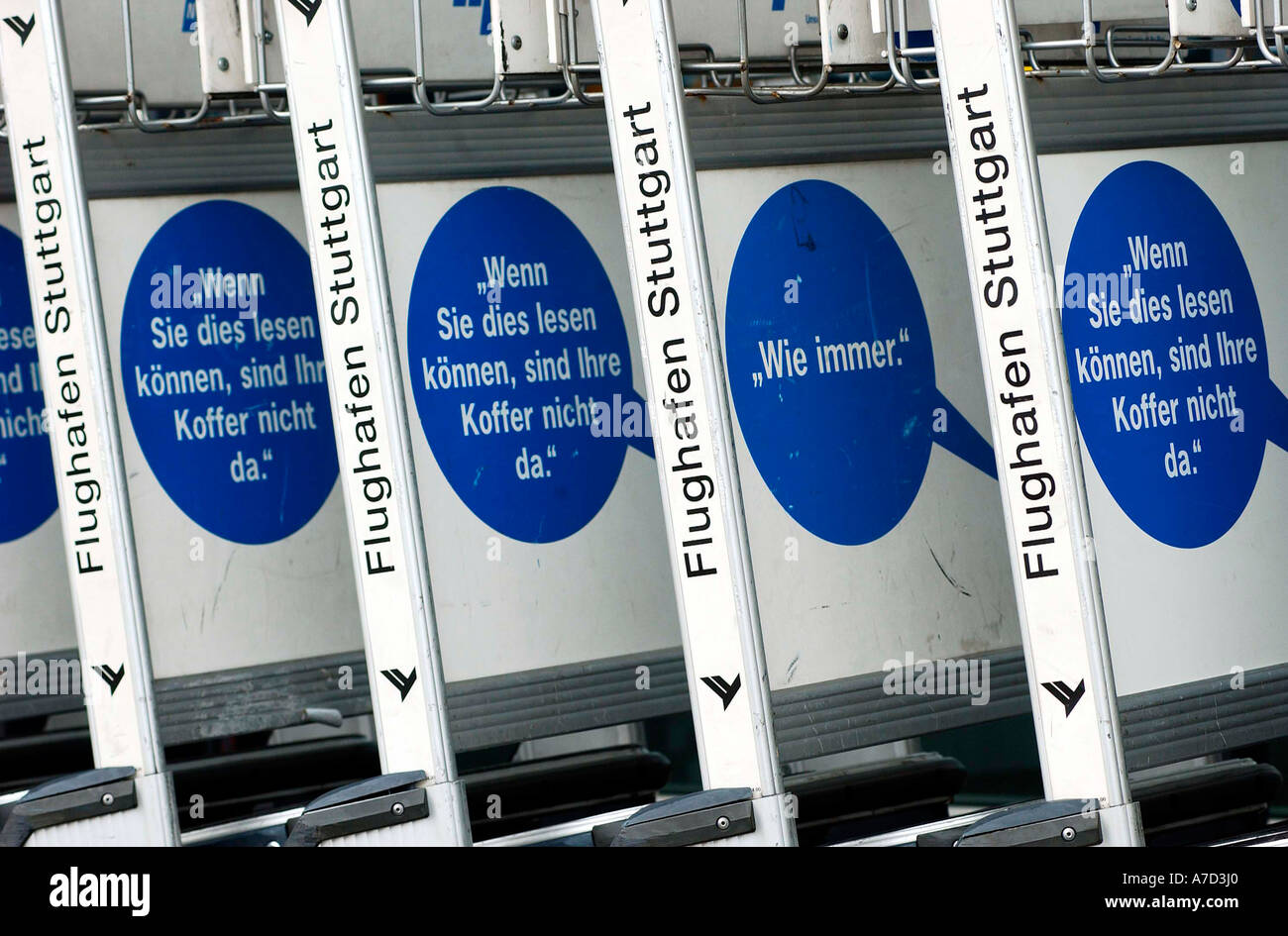 Aéroport de Stuttgart écrits sur chariots à bagages Banque D'Images