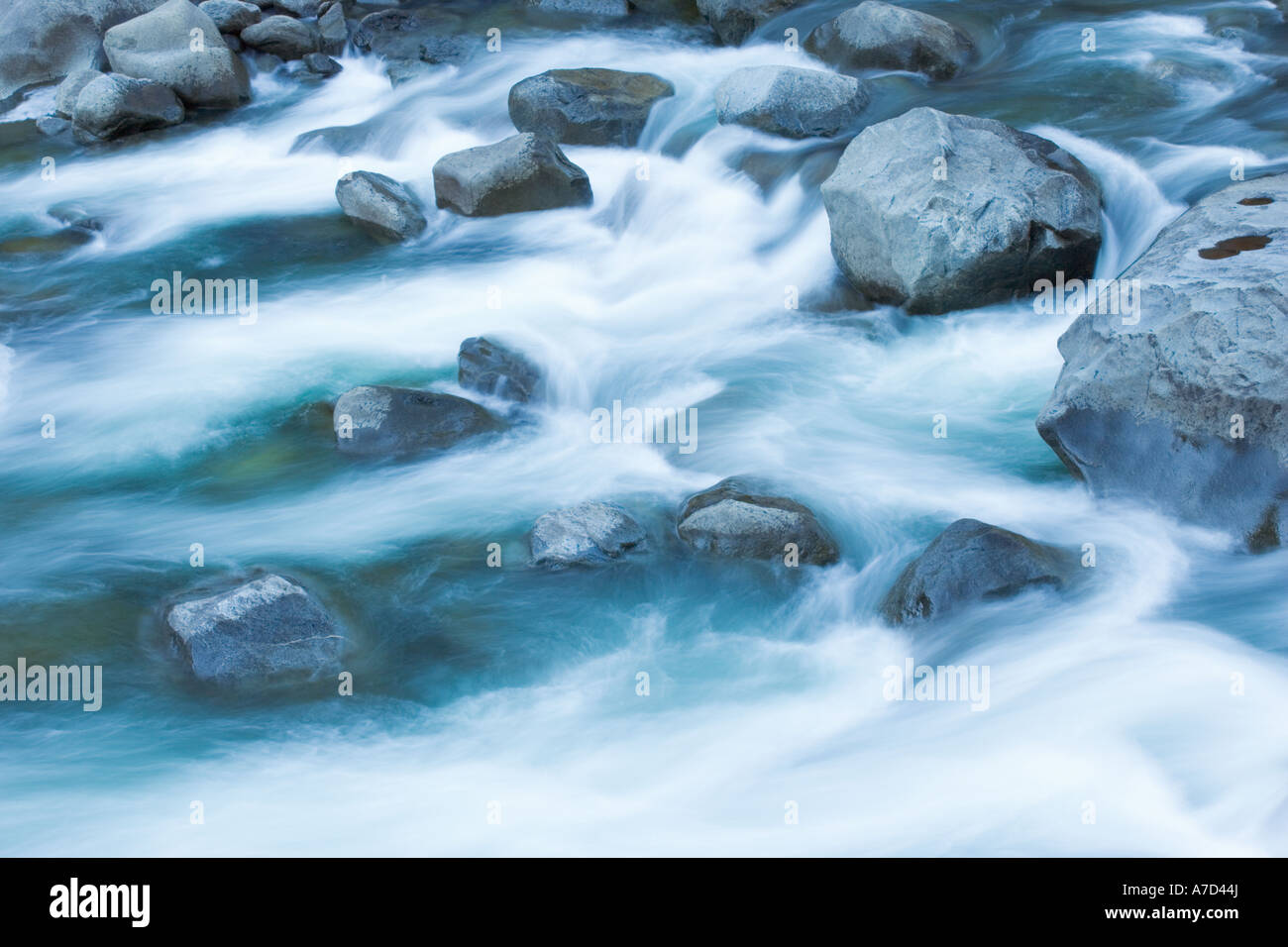 L'eau qui coule dans une rivière rocheuse bas Banque D'Images