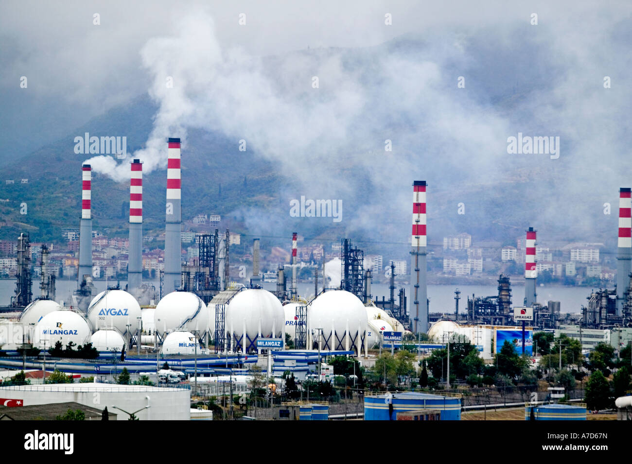 La pollution d'usine pétrochimique de Izmit près de Istanbul Turquie Banque D'Images