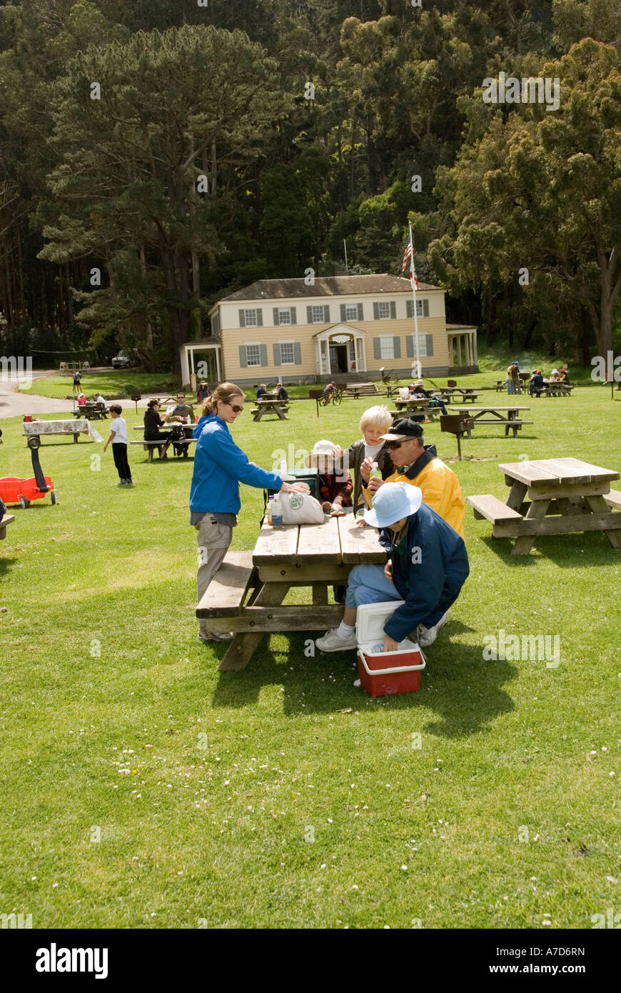 Pique-nique à Ayala Cove Angel Island State Park à San Francisco Bay CA CALIFORNIE Banque D'Images