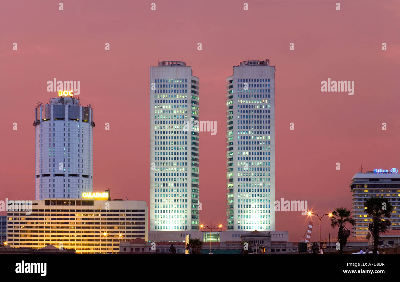 Bank of Ceylon, Galadari Hotel, World Trade Center, WTC, l'hôtel Hilton d'immeubles de grande hauteur à Colombo, Sri Lanka, fort au crépuscule. Banque D'Images