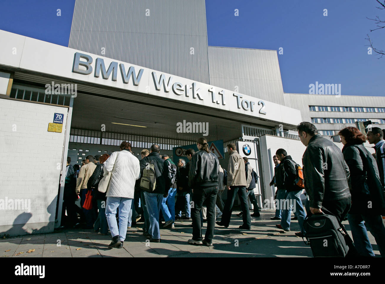 Munich, GER, 18. Octobre 2005 - Les travailleurs entrent dans le site de production BMW 1.1 à Munich. Banque D'Images