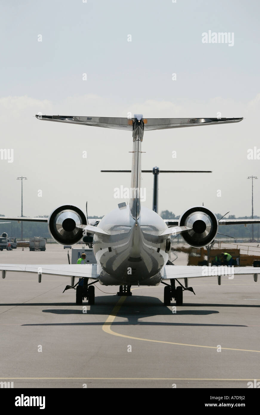 Munich, GER, 30. Août 2005 - Le type de Jet Lufthansa Canadair CRJ 100 (devant) se trouve sur l'aéroport de Munich. Banque D'Images