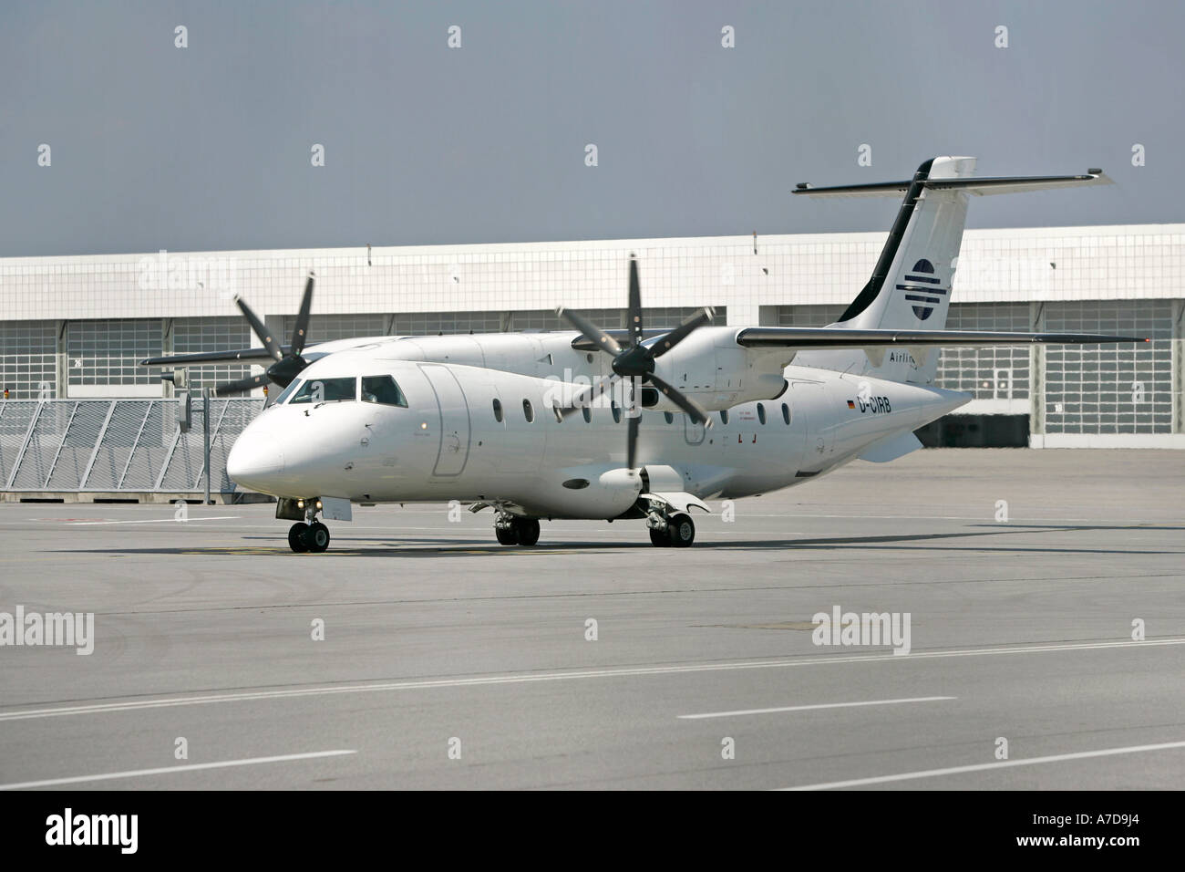 Munich, GER, 30. Août 2005 - un jet Dornier Do-328 de Cirrus Luftfahrtgesellschaft mbH a roulé sur l'aéroport de Munich. Banque D'Images