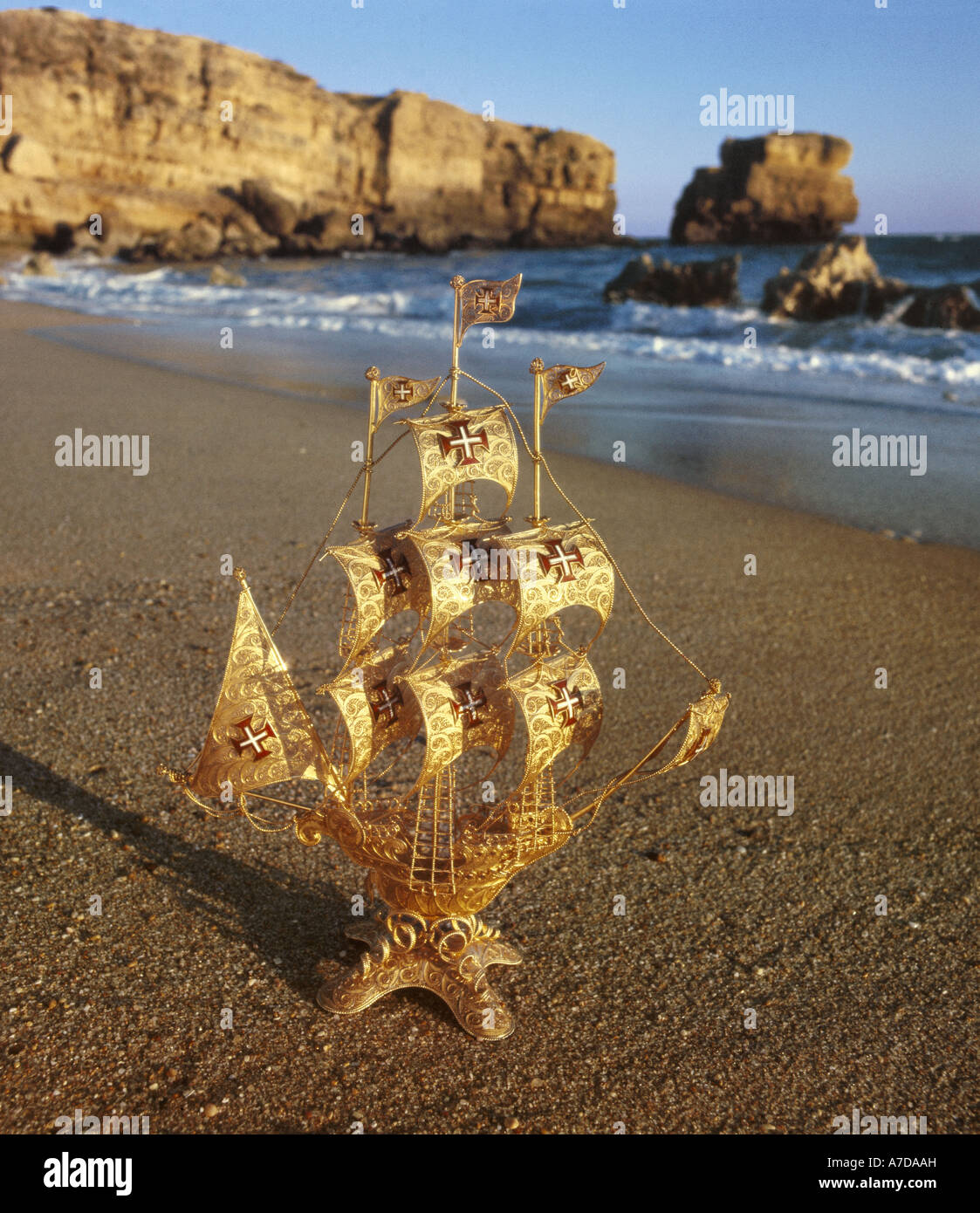 Filligree portugais travailler en or - une Caravelle (Caravel) sur une plage de l'Algarve Banque D'Images