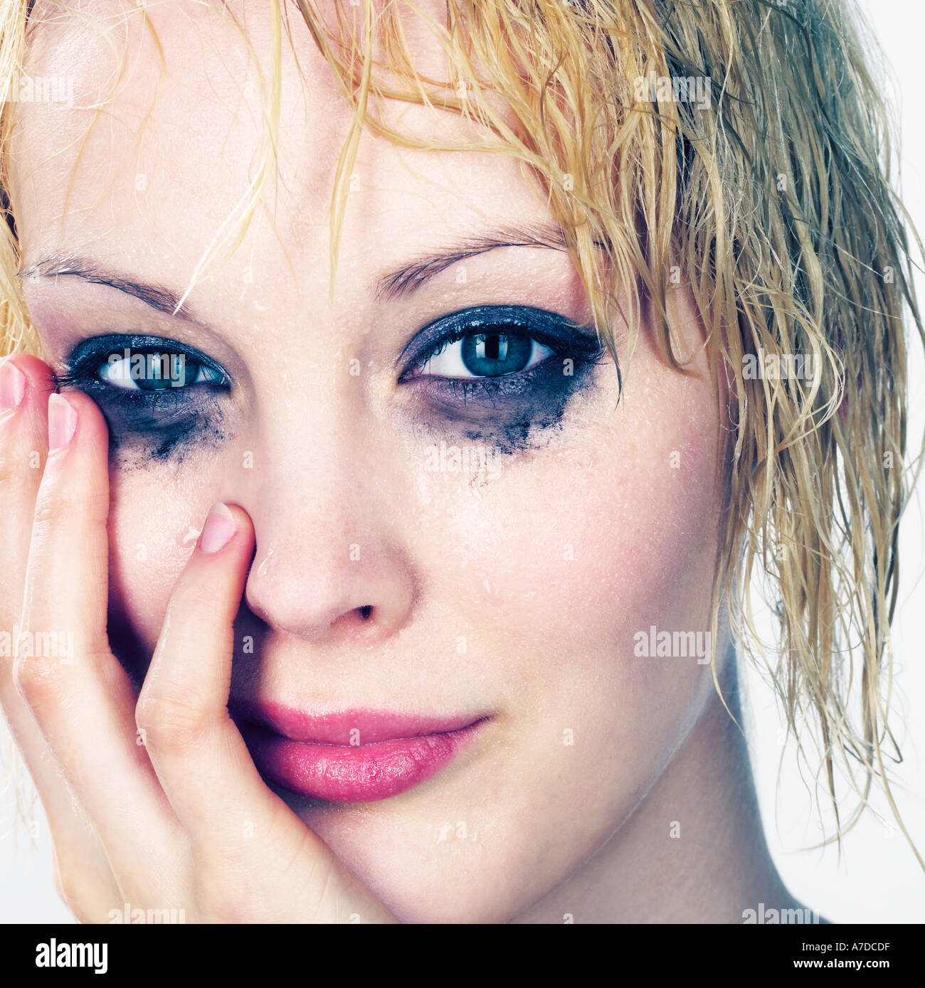 Jolie blonde avec les cheveux mouillés ET DE MAQUILLAGE Banque D'Images