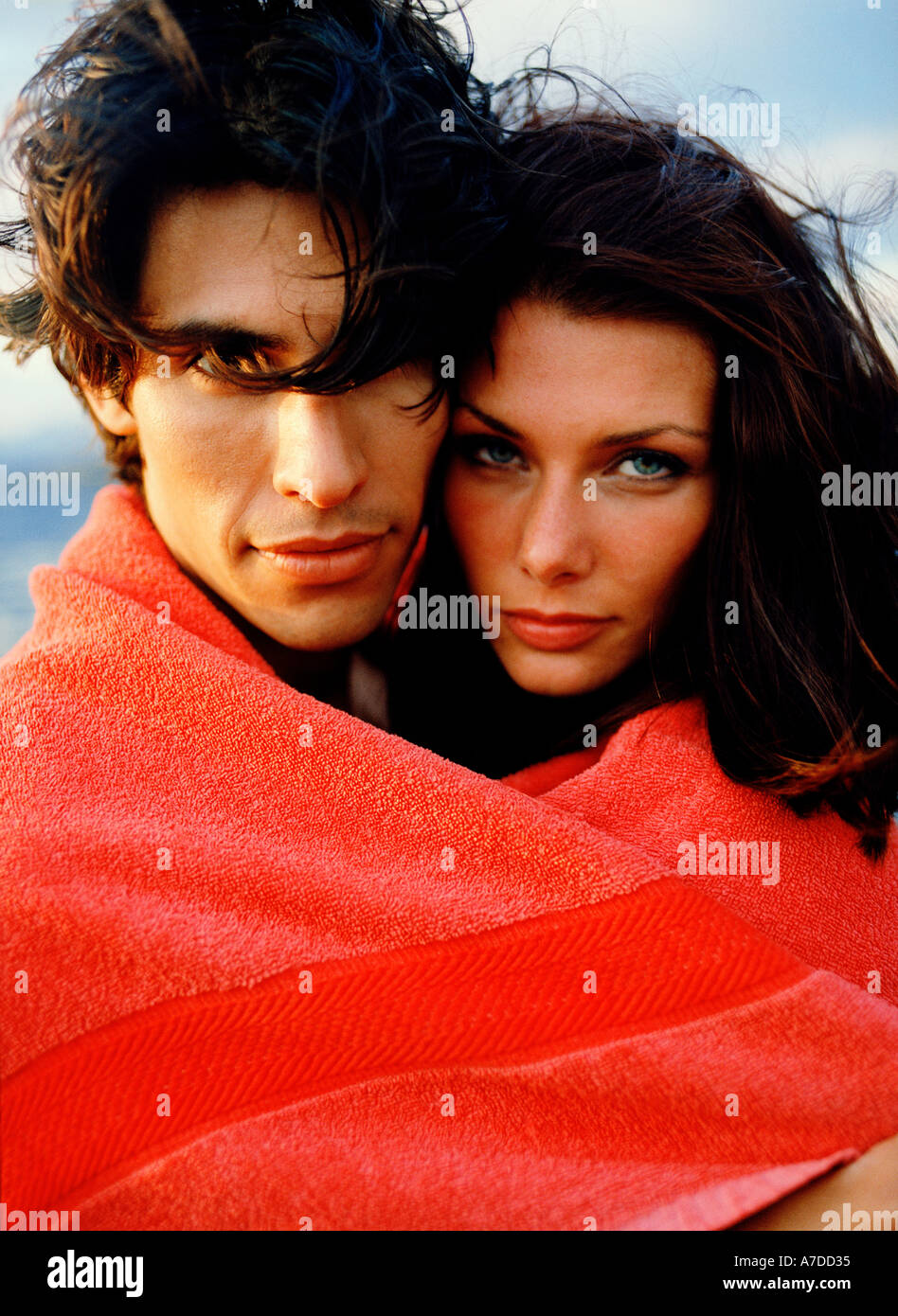 WINDSWEPT COUPLE serviette rouge Banque D'Images