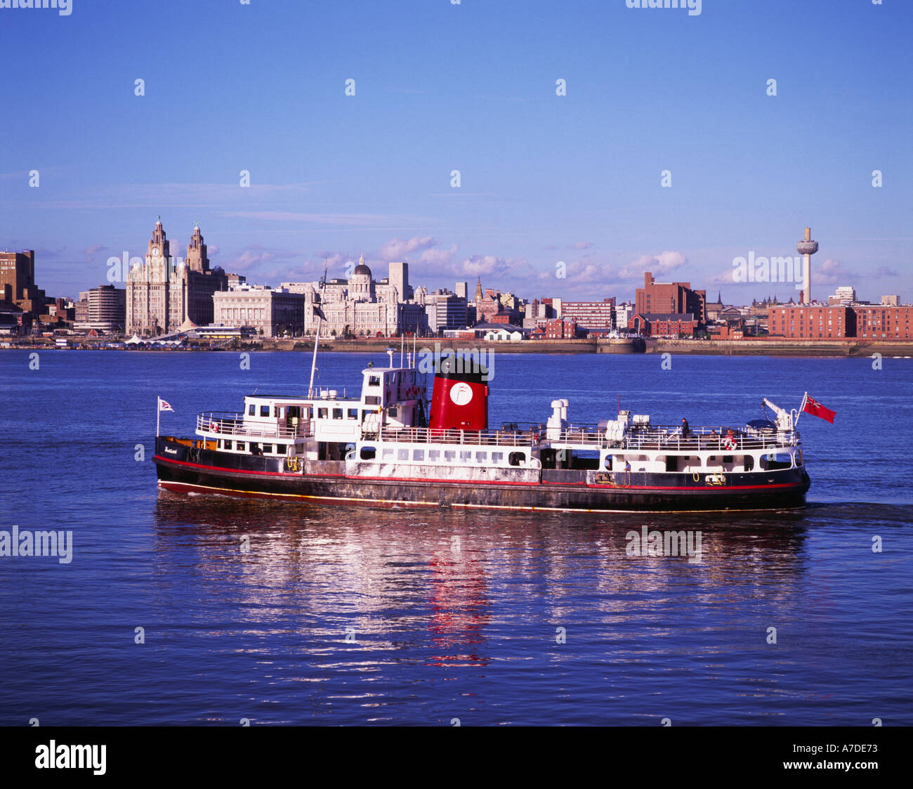 Ferry Mersey et Liverpool Merseyside England Skyline Banque D'Images