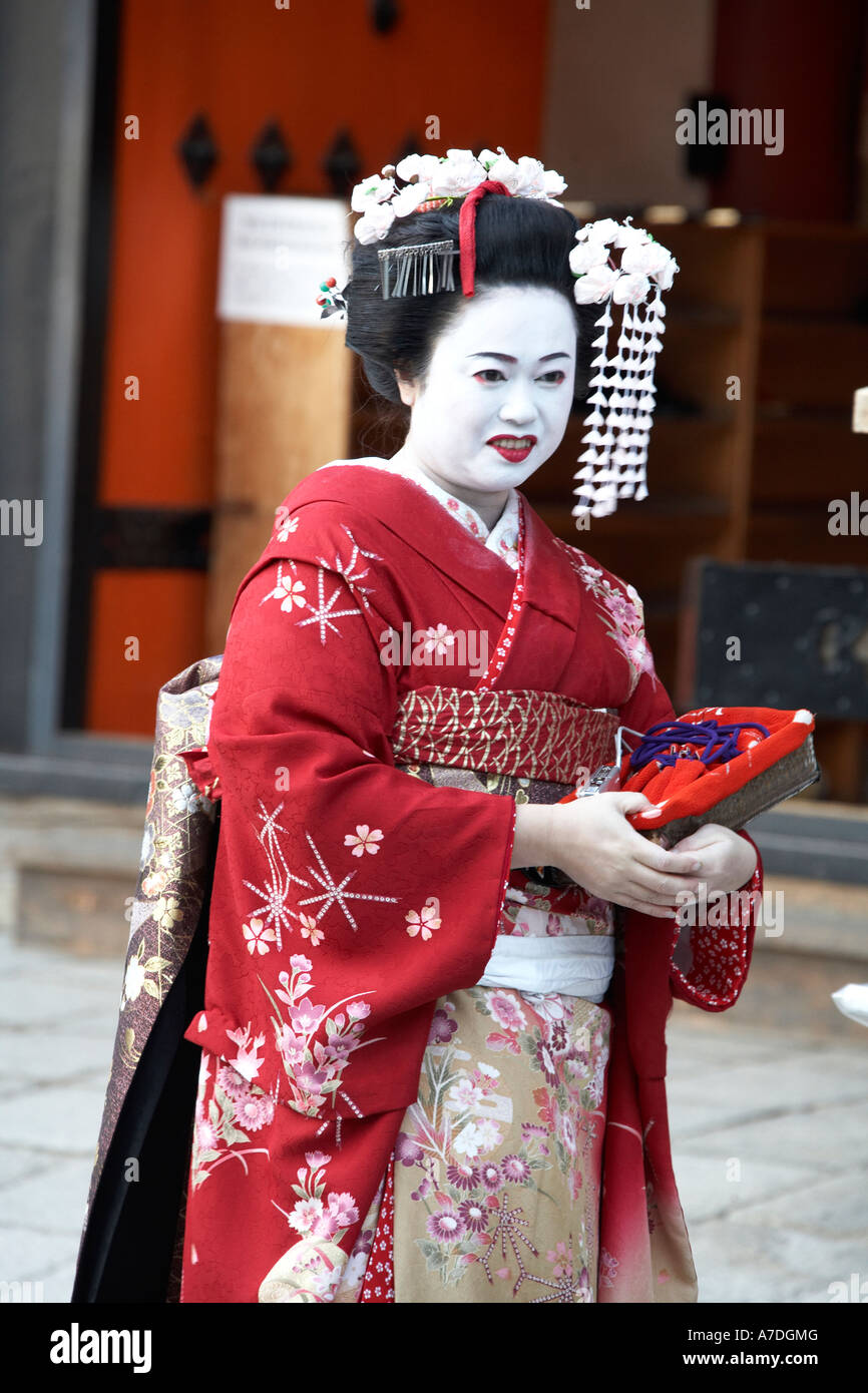 Femme fille Kodaji geisha visiter Temple Ville de Kyoto Japon Asie robe  costume traditionnel historique Photo Stock - Alamy