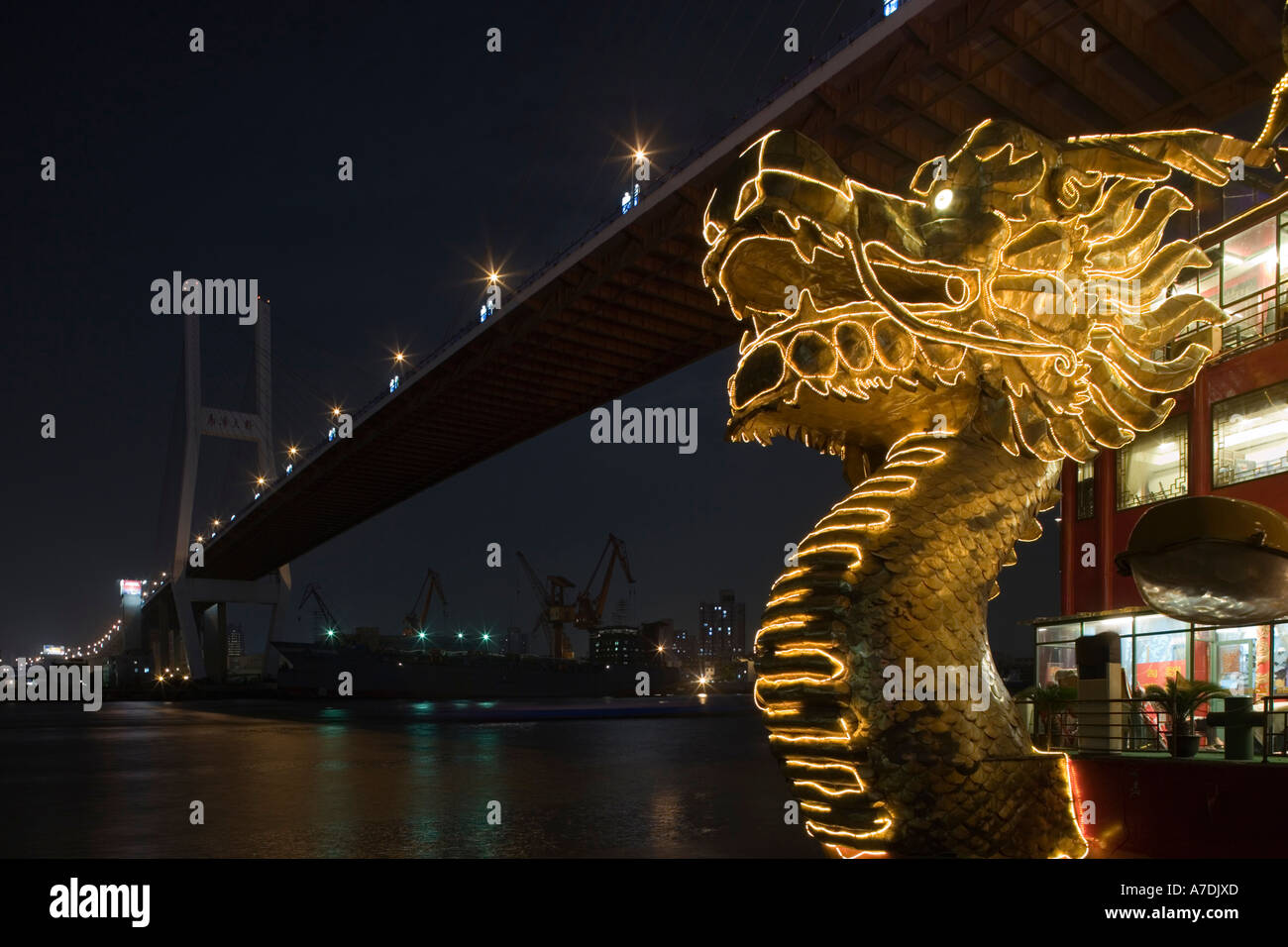 Asie Chine Shanghai dragon lumineux à l'extérieur Restaurant Chinois flottant sous le pont Nanpu Banque D'Images