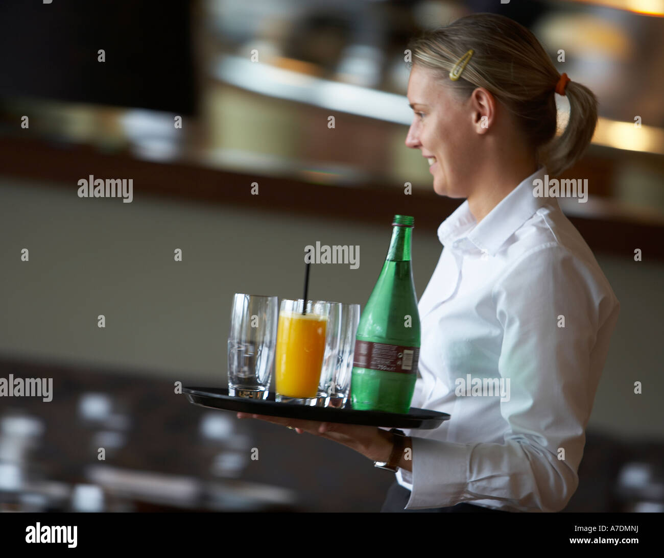 Waitress de boissons dans un service de restauration Banque D'Images